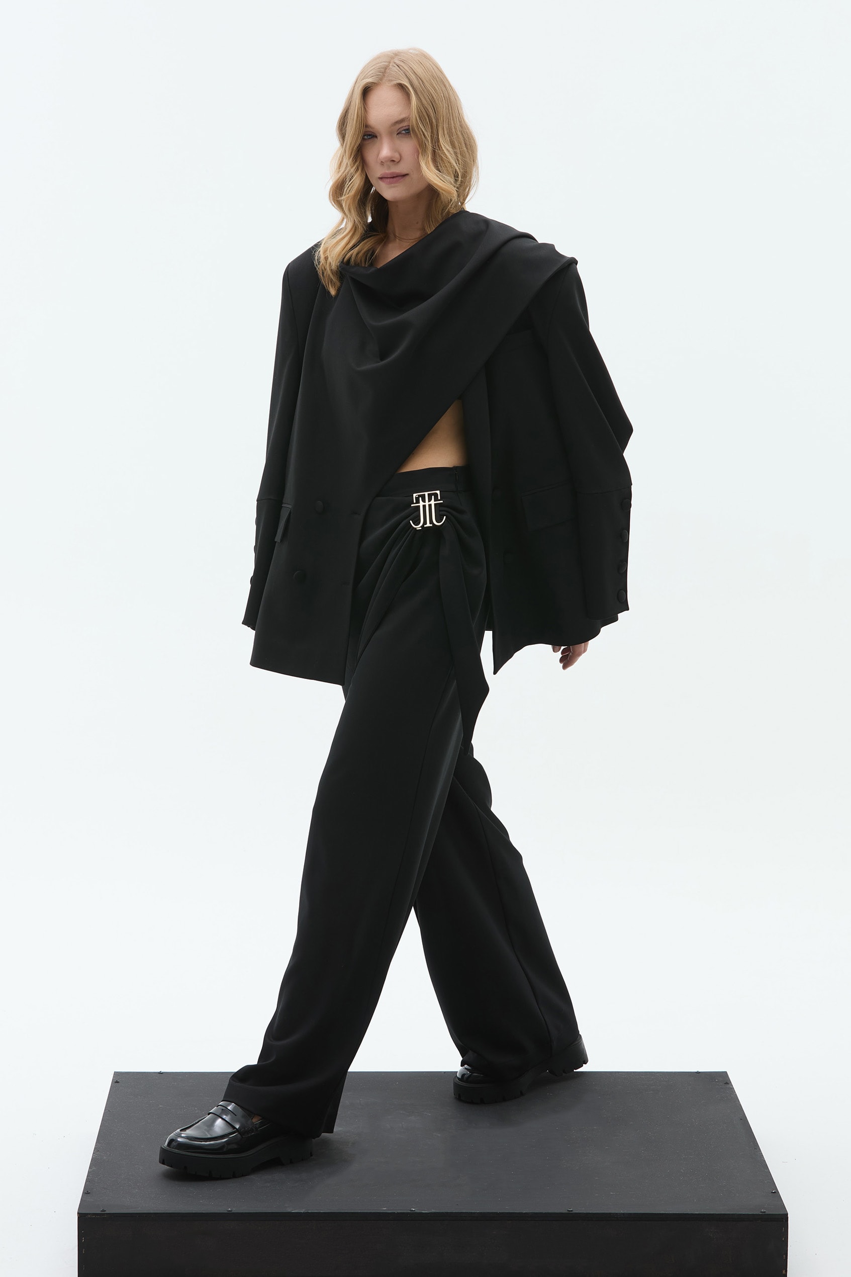 CLARE ATKI DETAYLI LOGOLU SİYAH ÖZEL DİKİM BLAZER CEKET