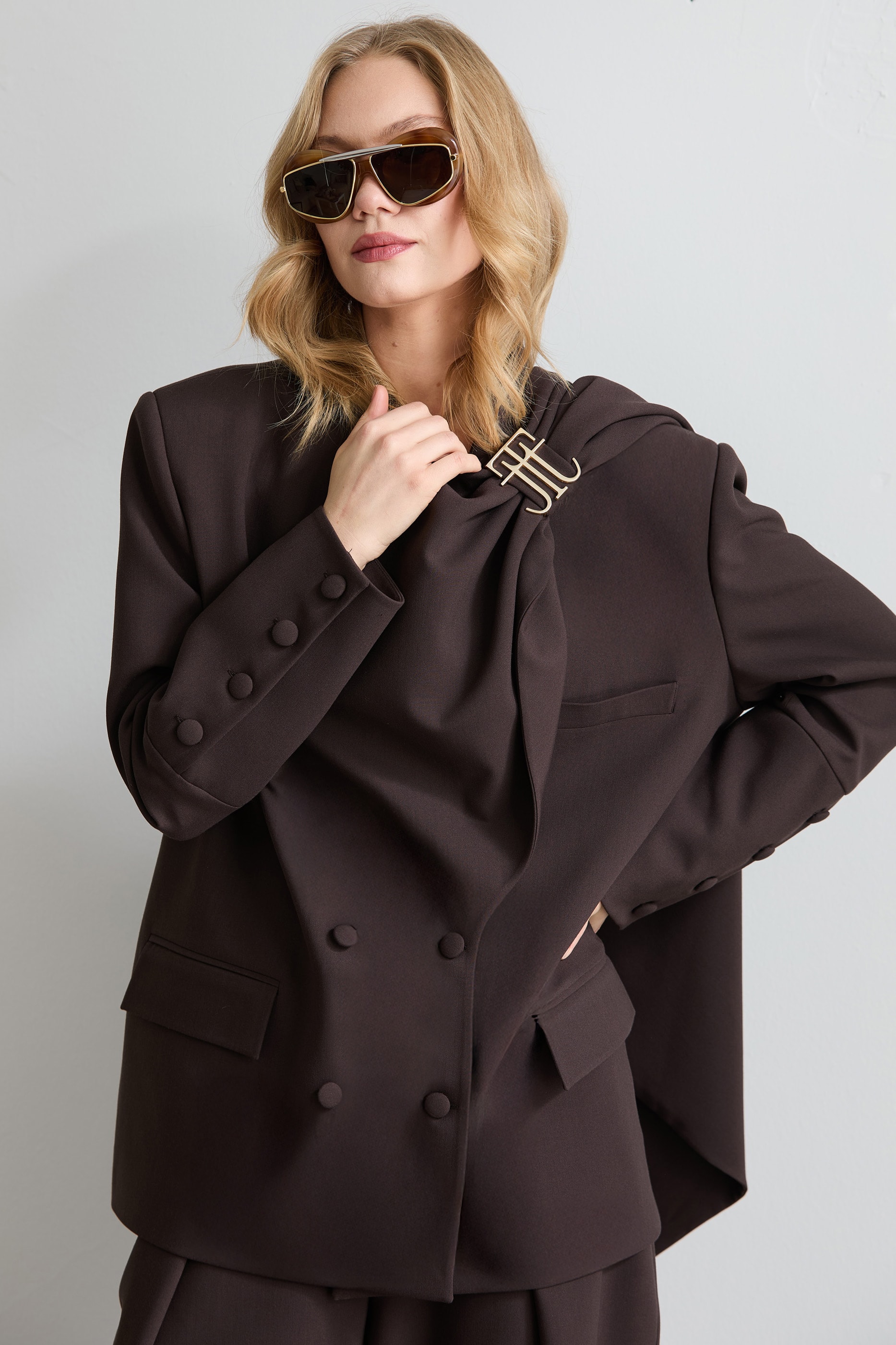 CLARE ATKI DETAYLI LOGOLU KAHVERENGİ BLAZER CEKET