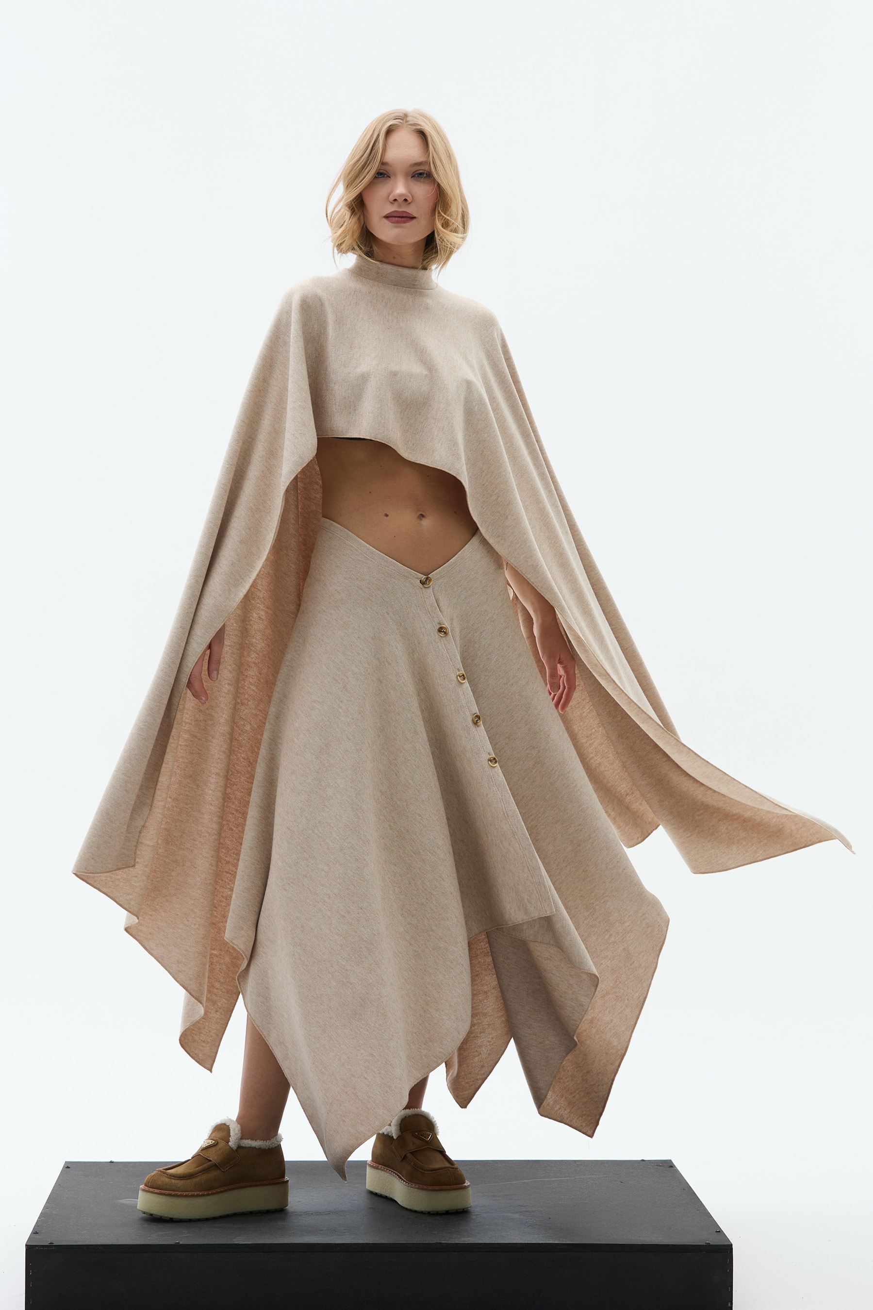 AURA ASİMETRİK KREMRENGİ PELERİN