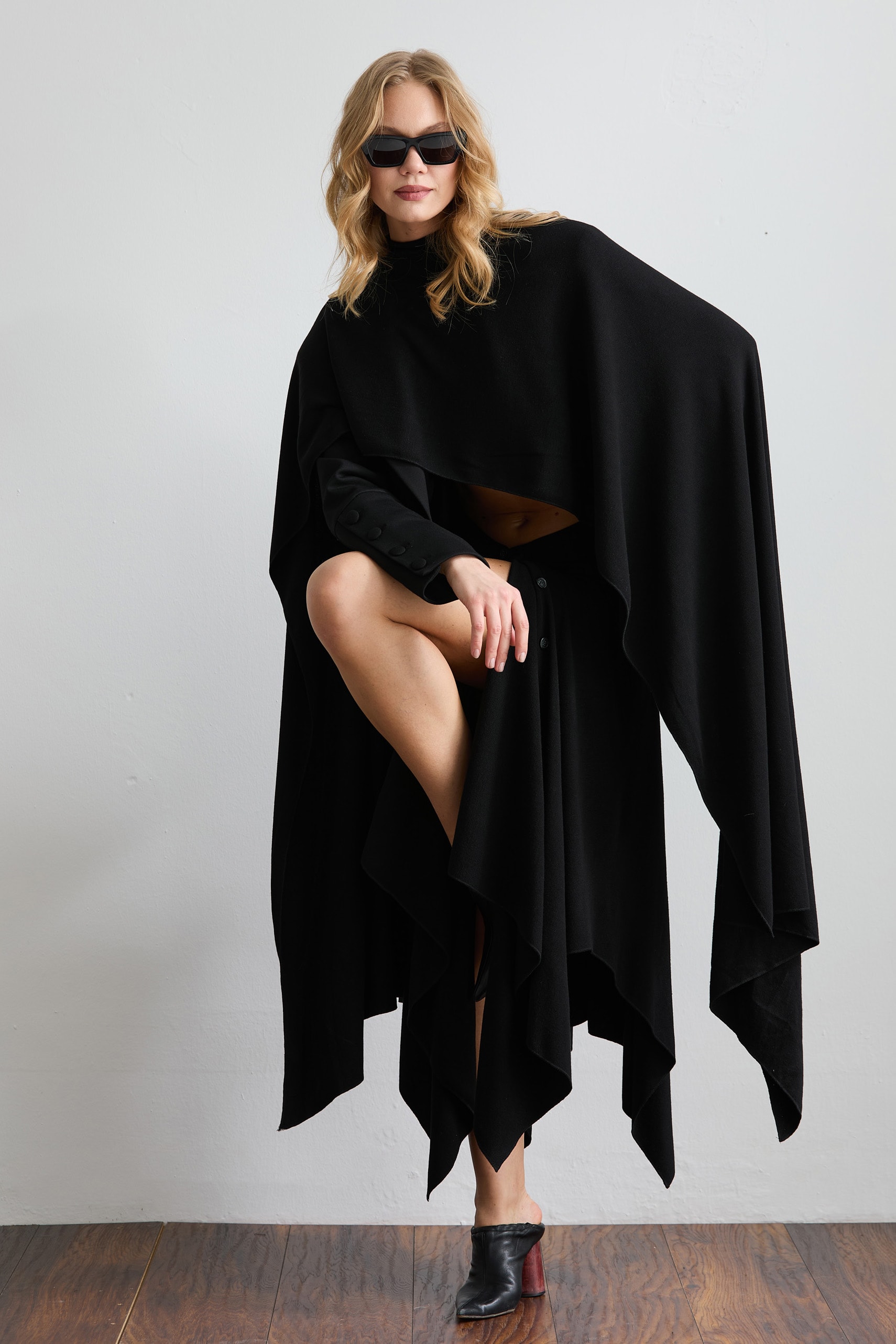 AURA ASİMETRİK SİYAH PELERİN