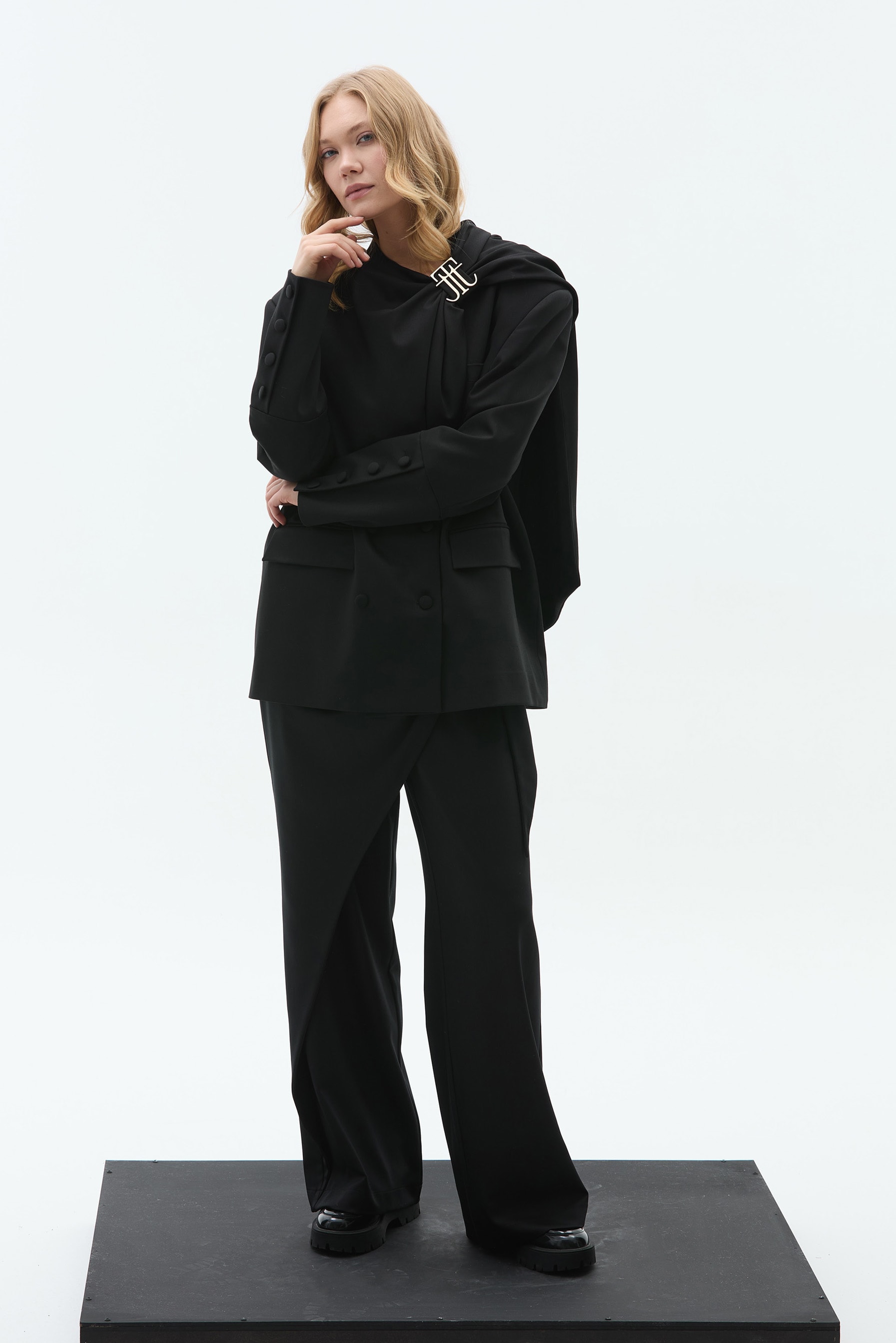 CLARE ATKI DETAYLI LOGOLU SİYAH ÖZEL DİKİM BLAZER CEKET