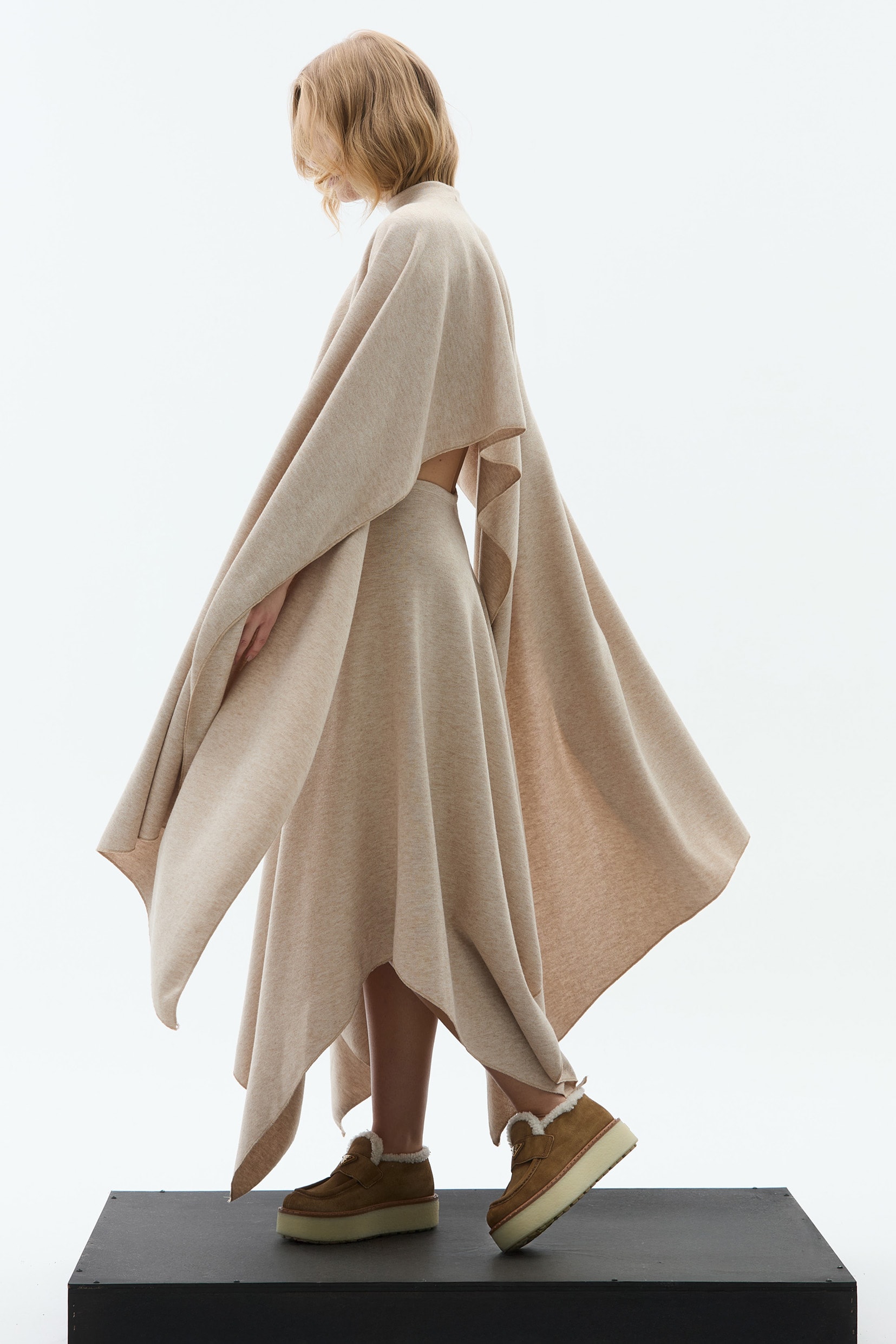 AURA ASİMETRİK KREMRENGİ PELERİN