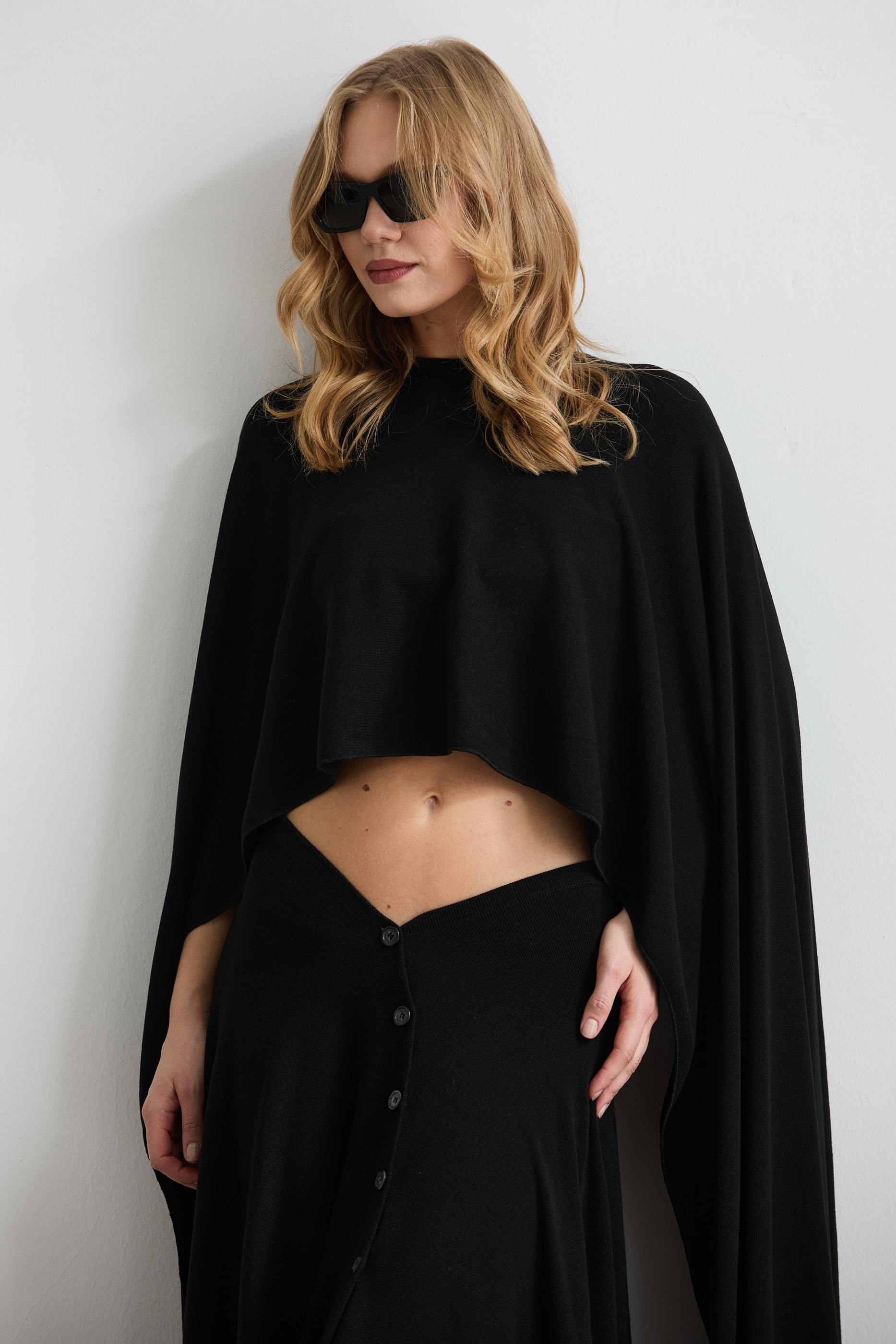 AURA ASİMETRİK SİYAH PELERİN