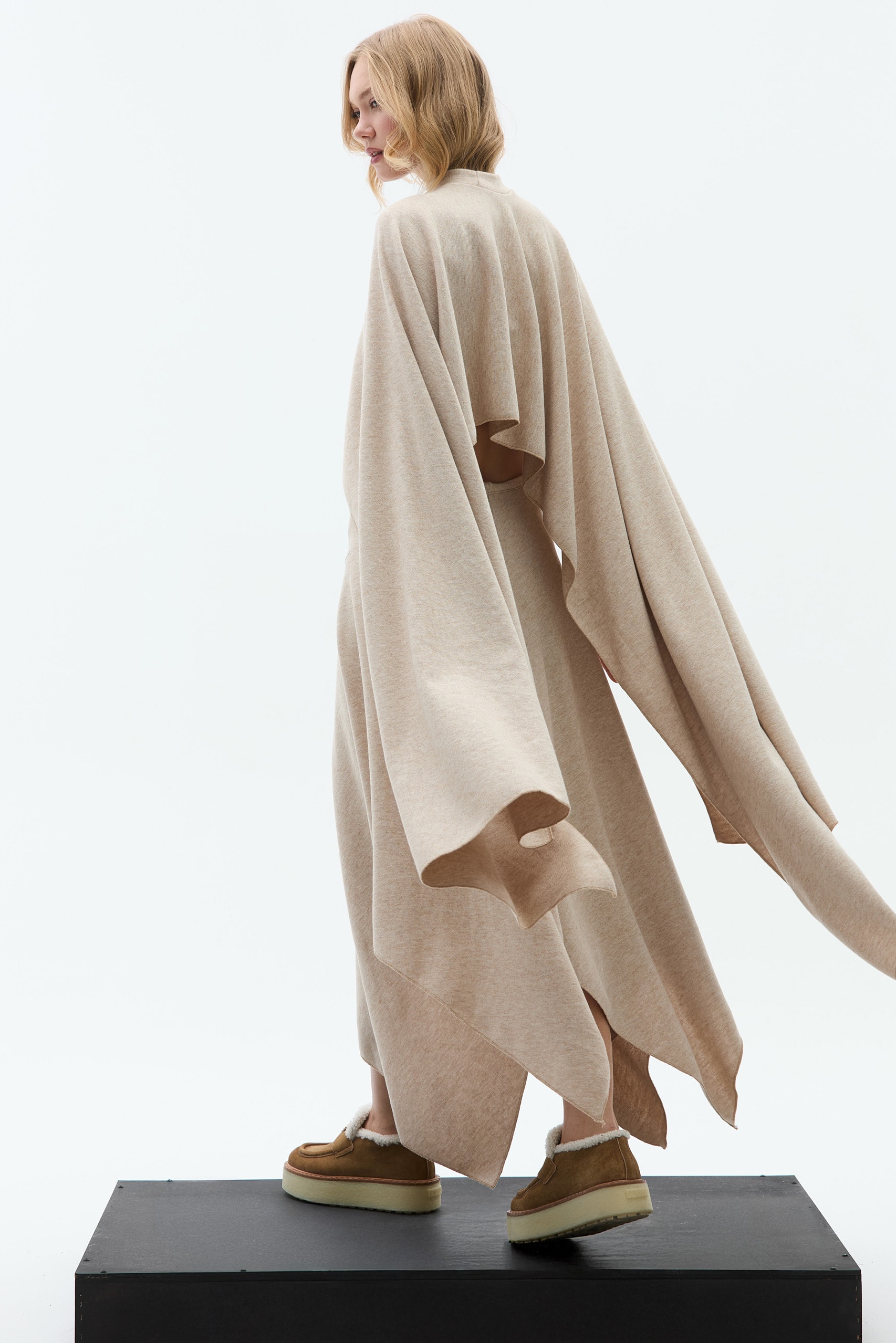 AURA ASİMETRİK KREMRENGİ PELERİN