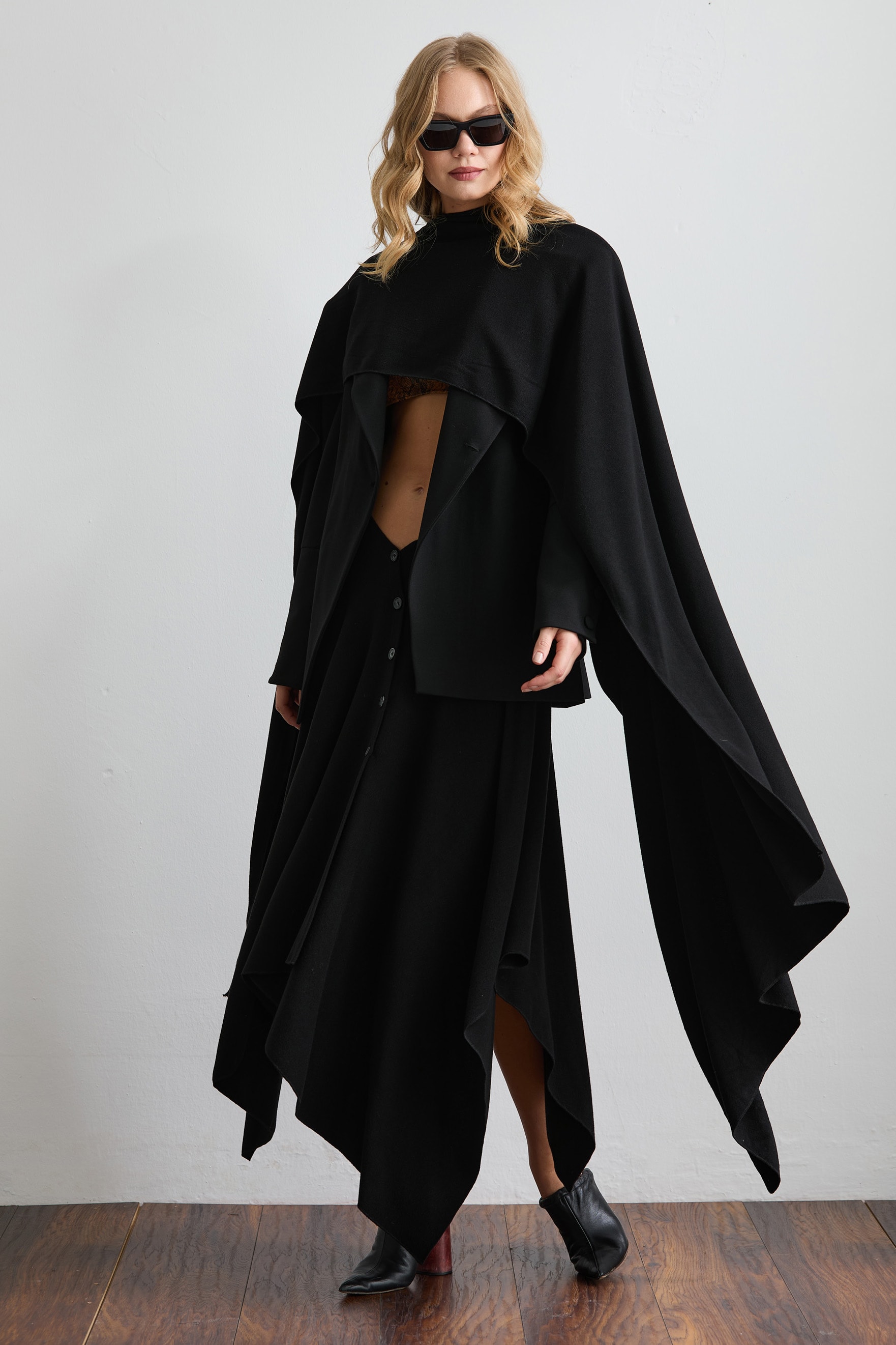 AURA ASİMETRİK SİYAH PELERİN