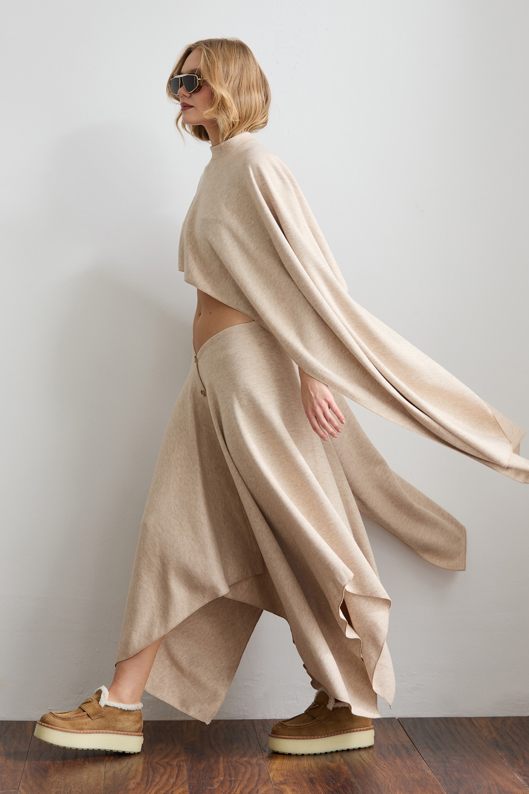 AURA ASİMETRİK KREMRENGİ PELERİN