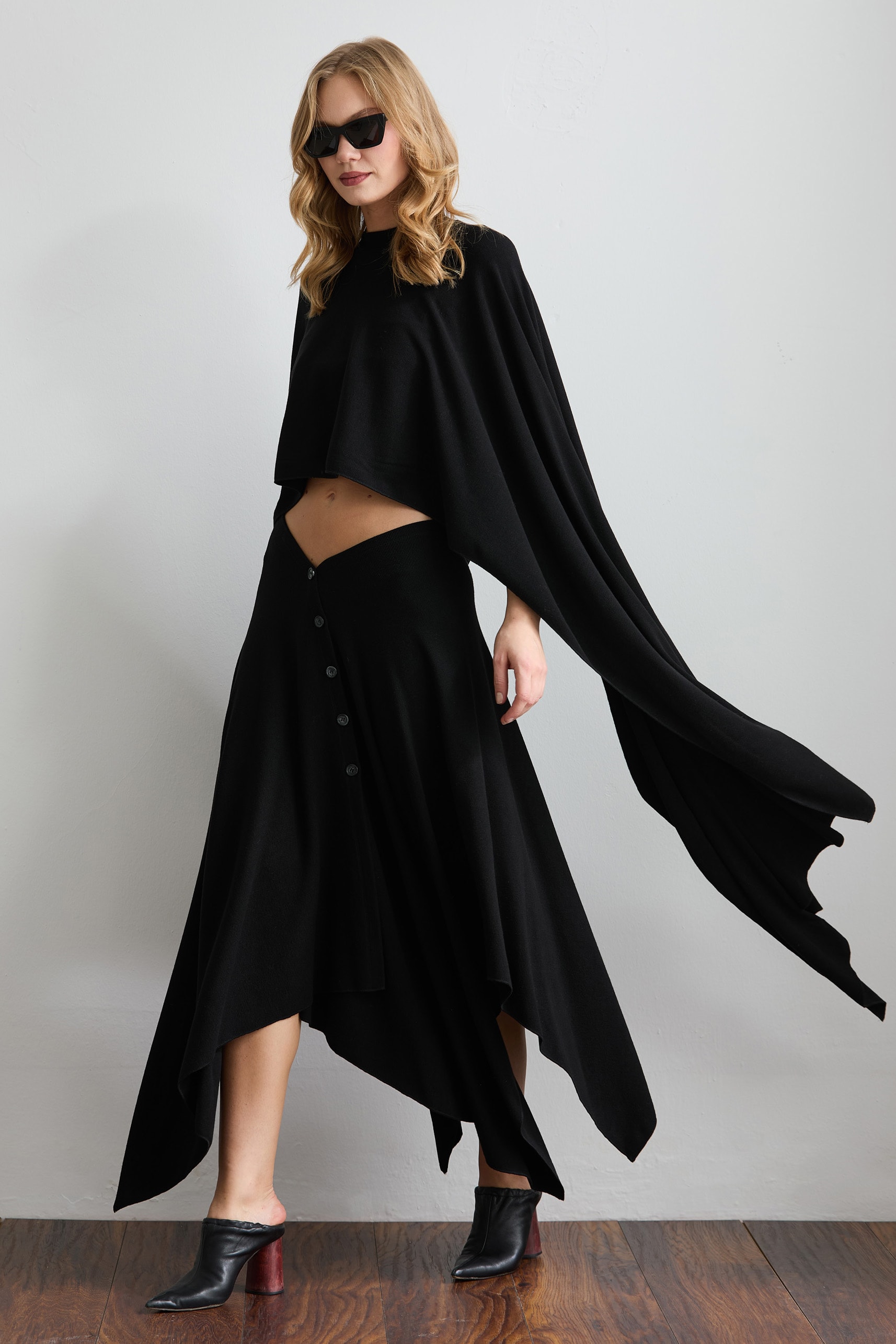 AURA ASİMETRİK SİYAH PELERİN