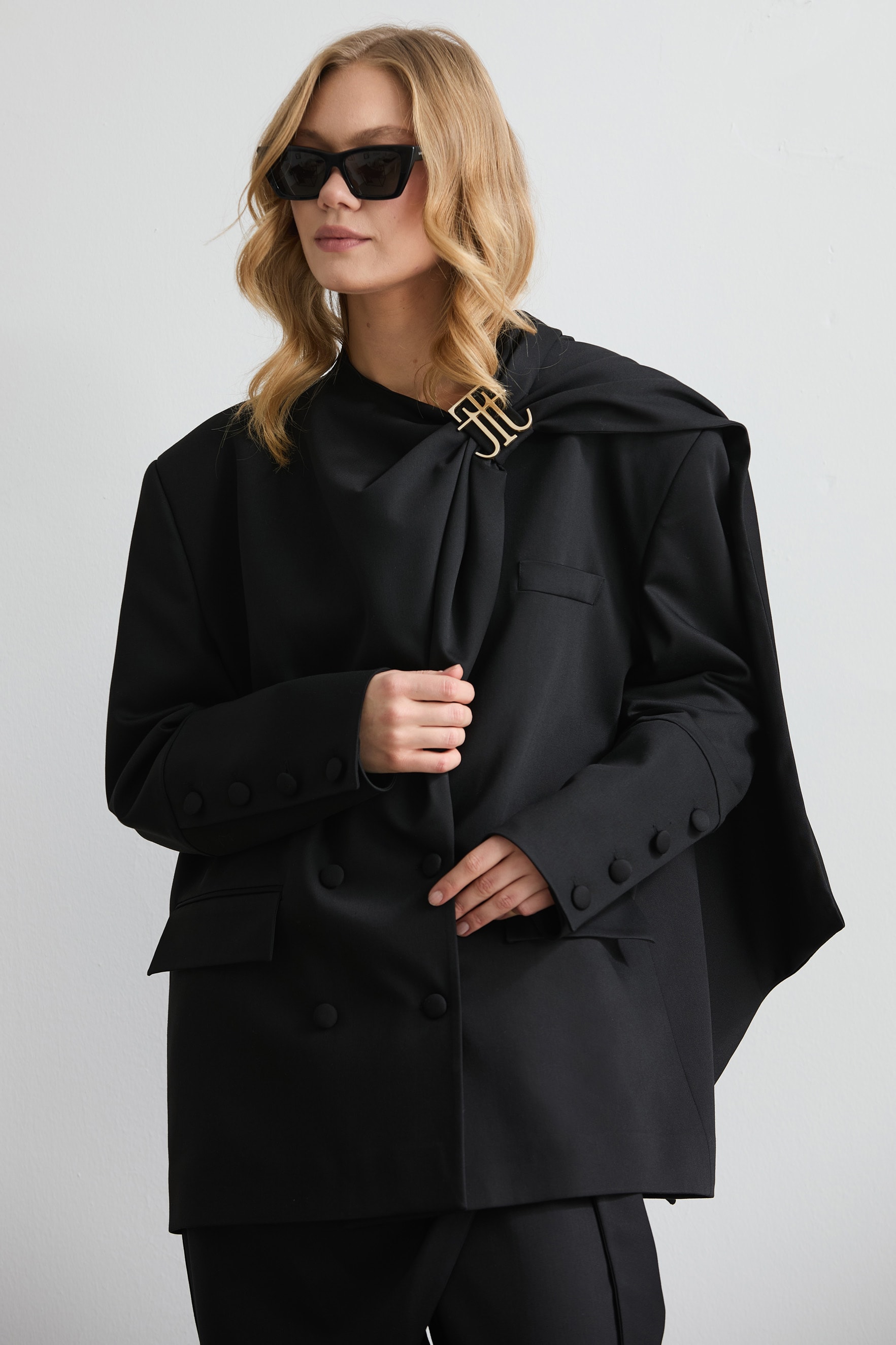 CLARE ATKI DETAYLI LOGOLU SİYAH ÖZEL DİKİM BLAZER CEKET