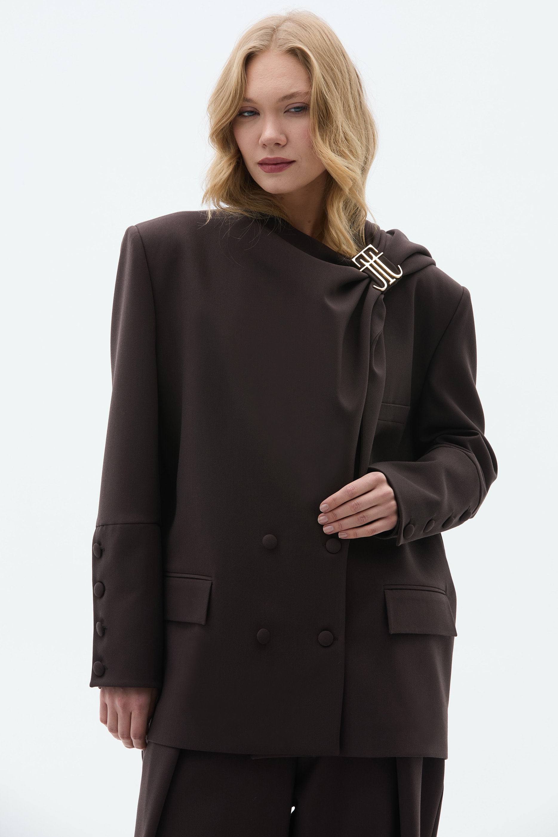 CLARE ATKI DETAYLI LOGOLU KAHVERENGİ BLAZER CEKET