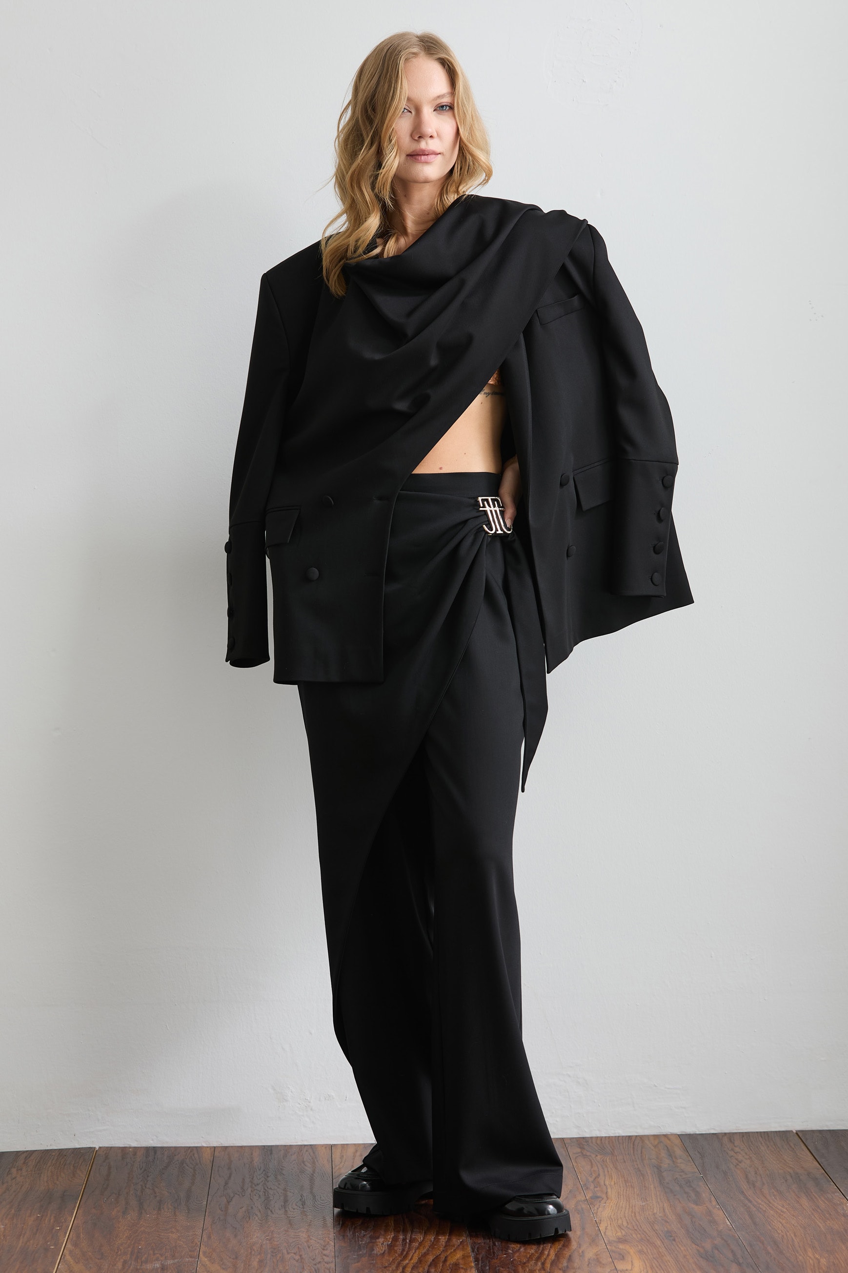 CLARE ATKI DETAYLI LOGOLU SİYAH ÖZEL DİKİM BLAZER CEKET