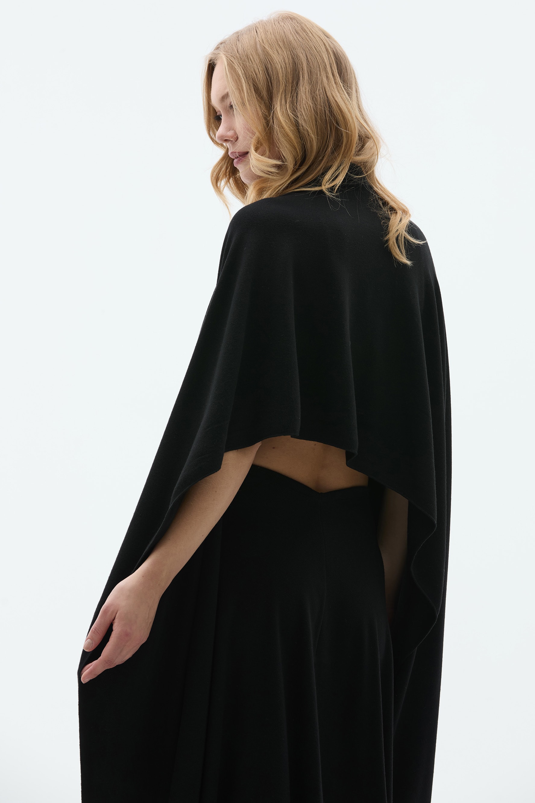 AURA ASİMETRİK SİYAH PELERİN