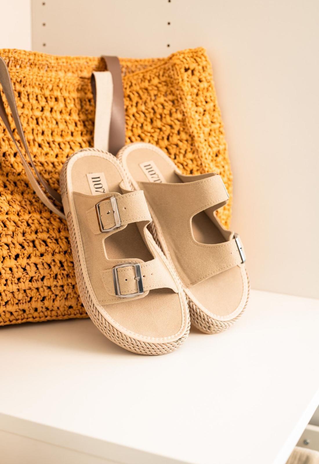 Süet Hasır Detaylı Çift Tokalı Terlik Bej