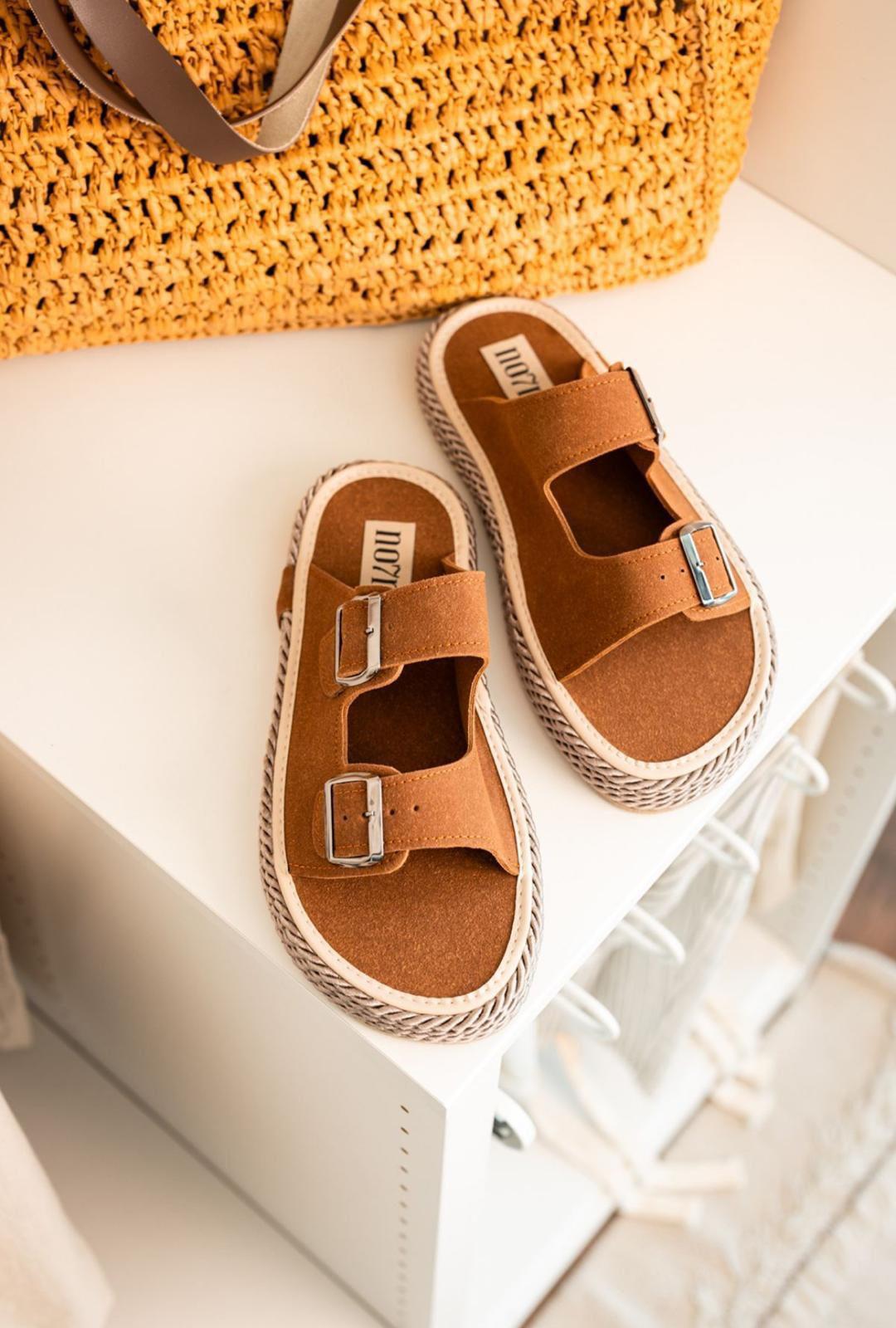 Süet Hasır Detaylı Çift Tokalı Terlik Kahverengi