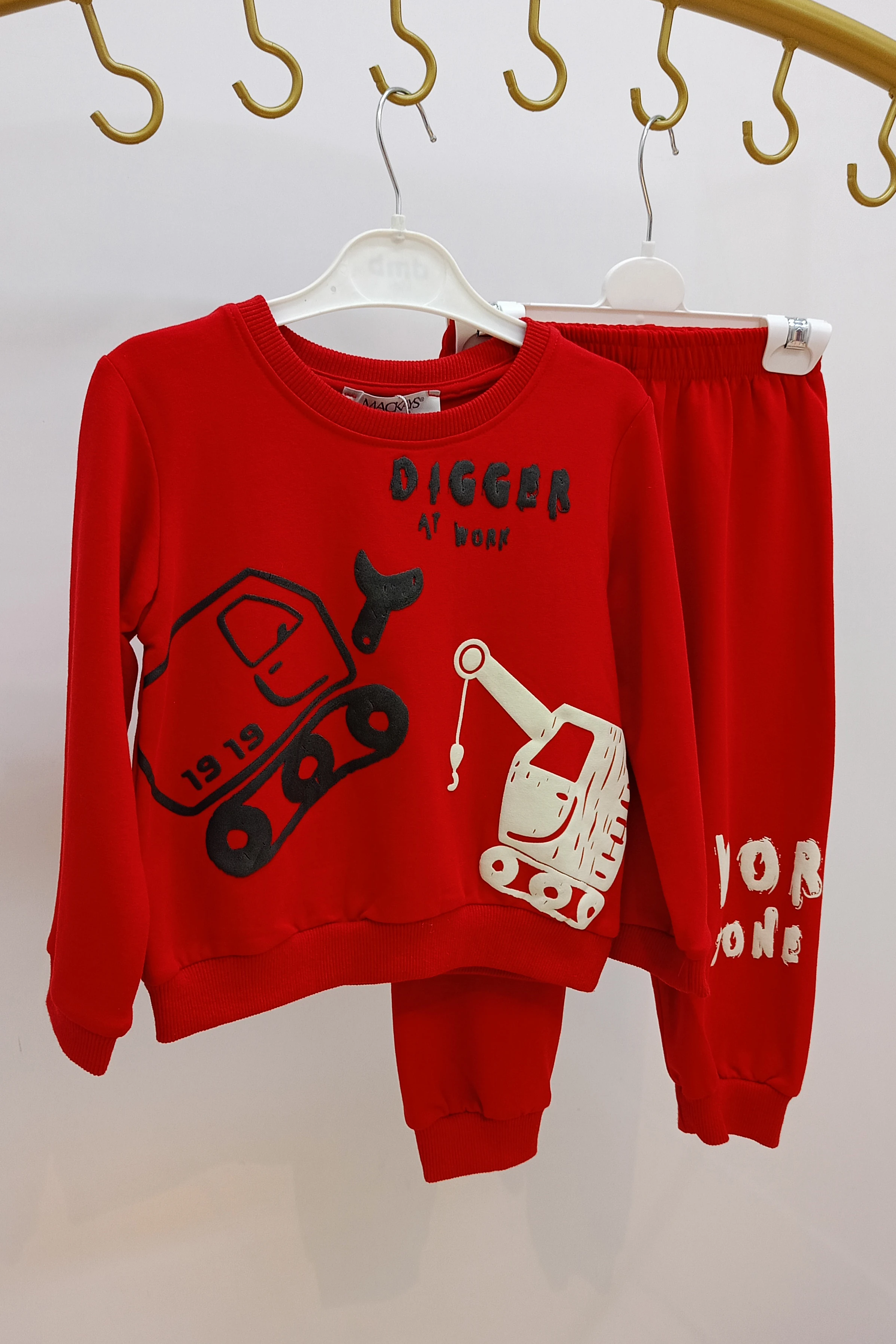 Önü Kabartma Desen ve Yazı Detaylı Erkek Eşofman Takımı