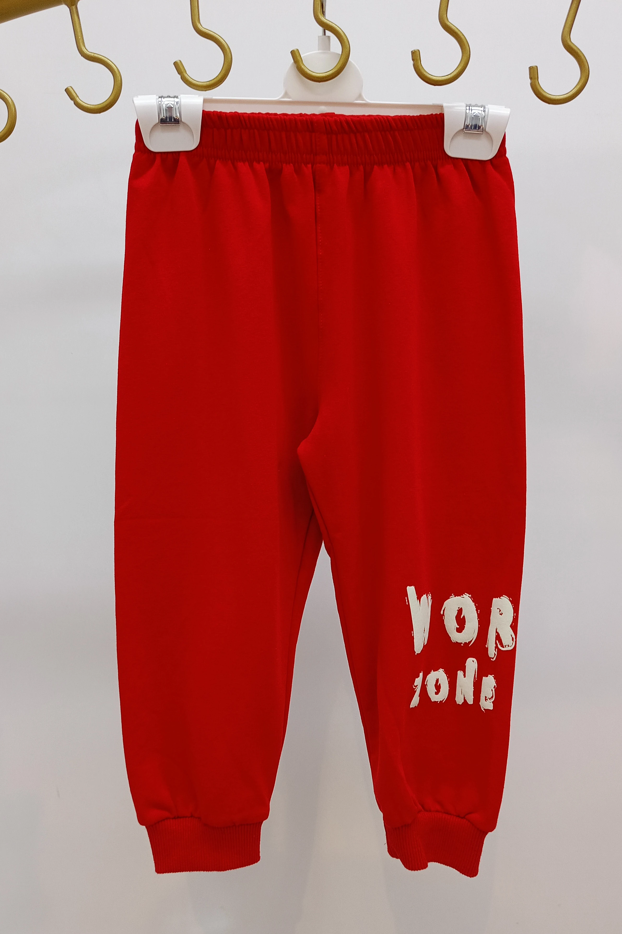 Önü Kabartma Desen ve Yazı Detaylı Erkek Eşofman Takımı