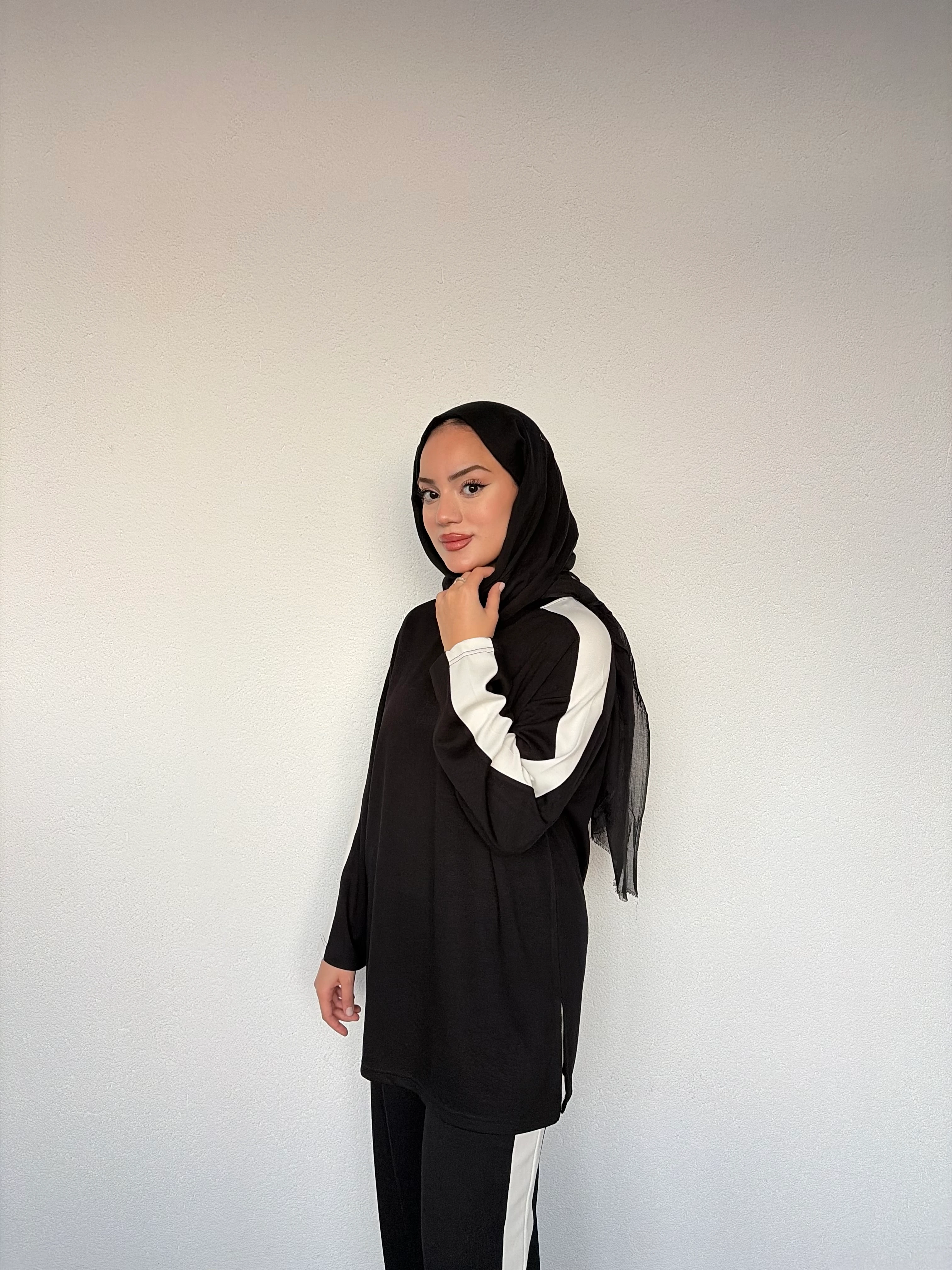 Şerit Detay Yırtmaçlı Modal Takım