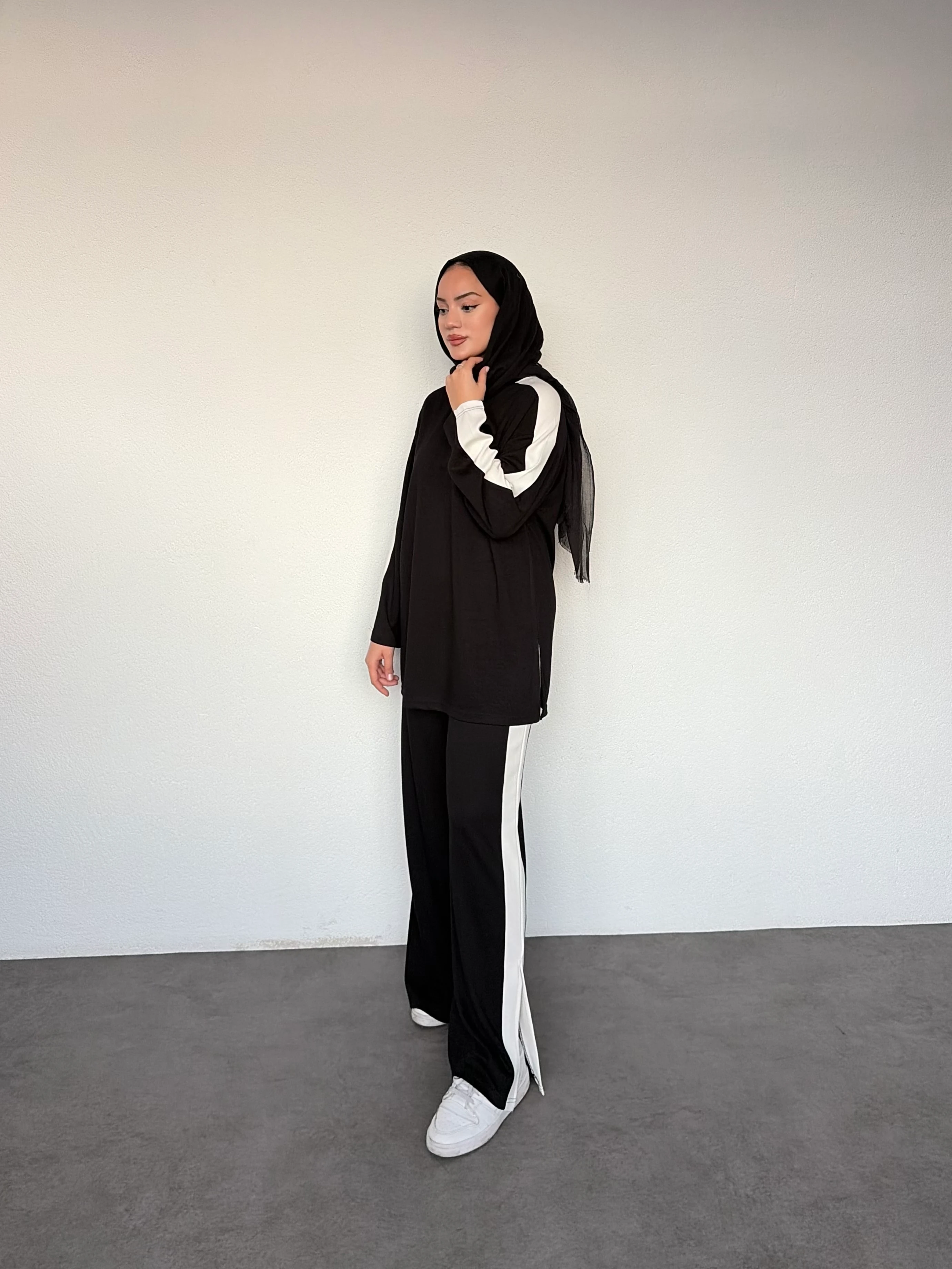 Şerit Detay Yırtmaçlı Modal Takım