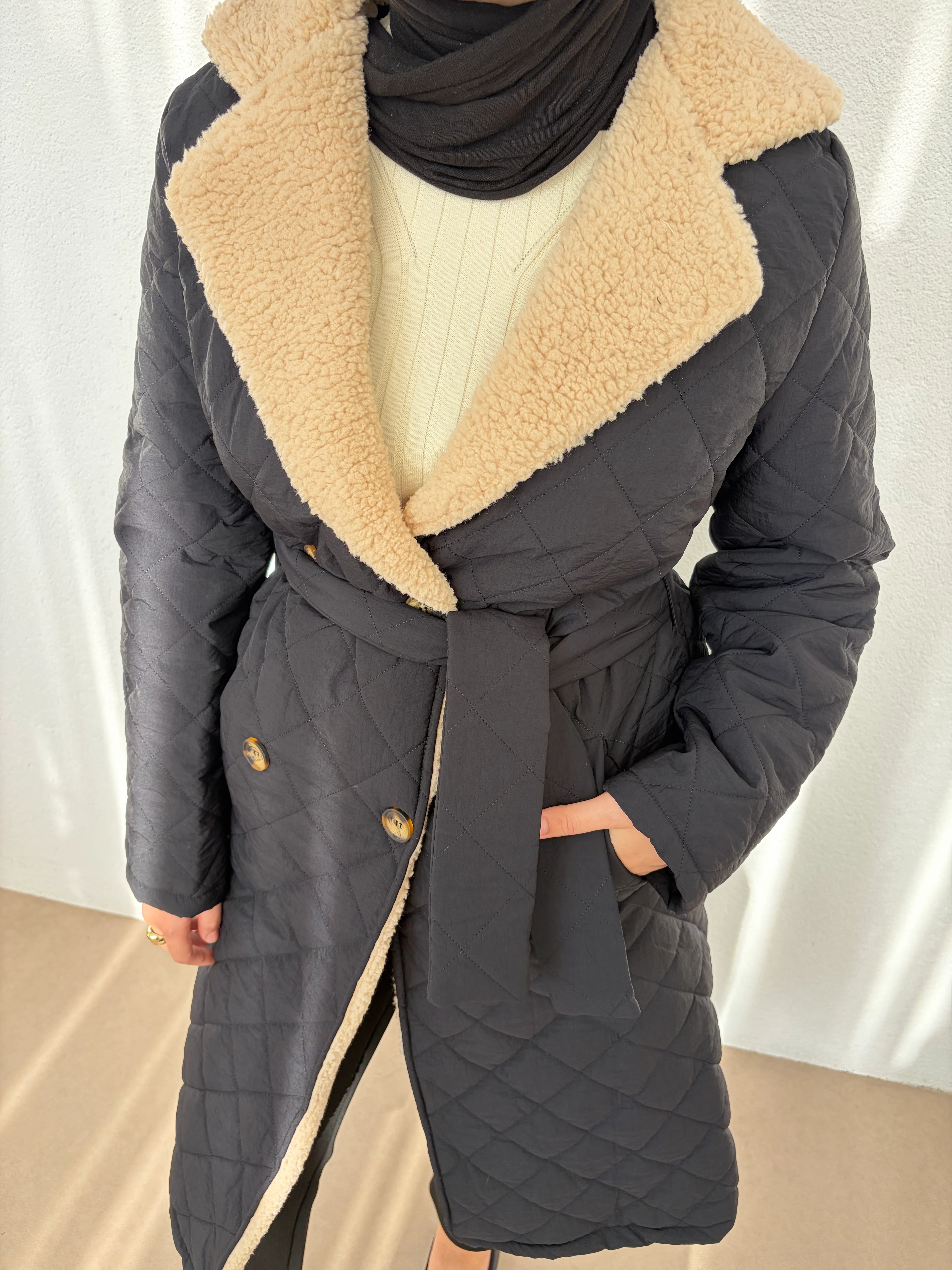 Peluş Detaylı Kapitone Mont