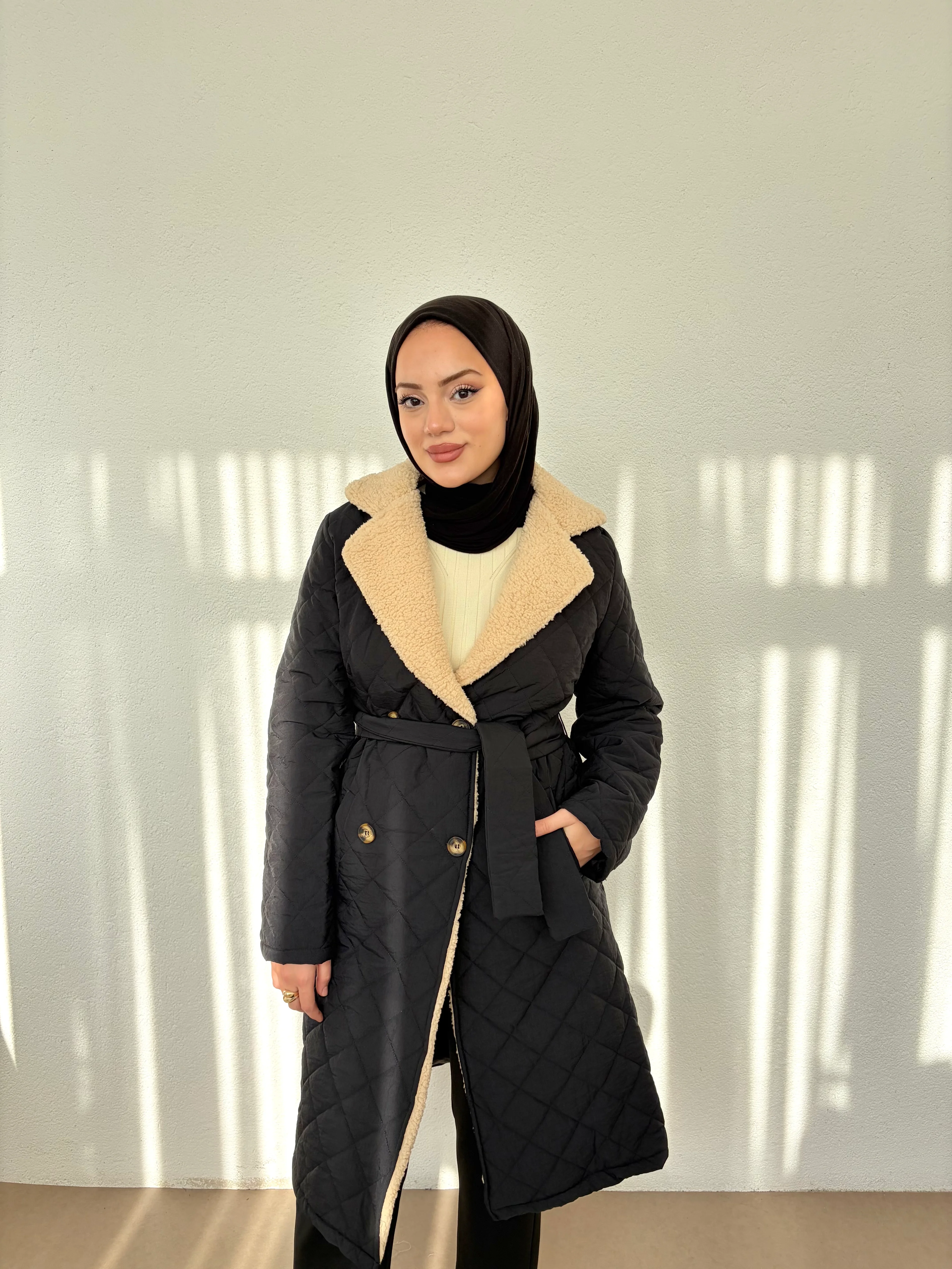 Peluş Detaylı Kapitone Mont