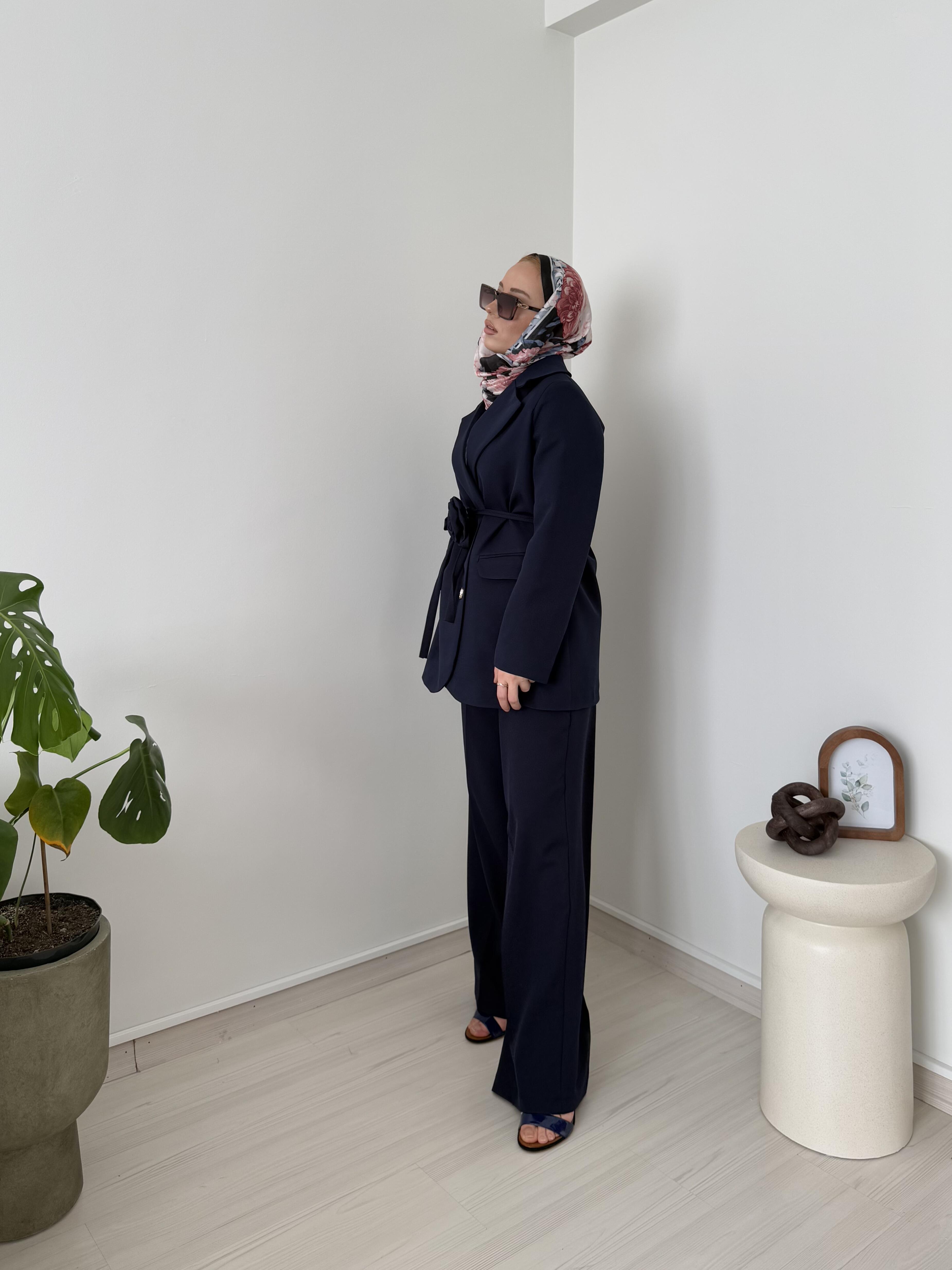 Çicek Kemer Detaylı Blazer Takım