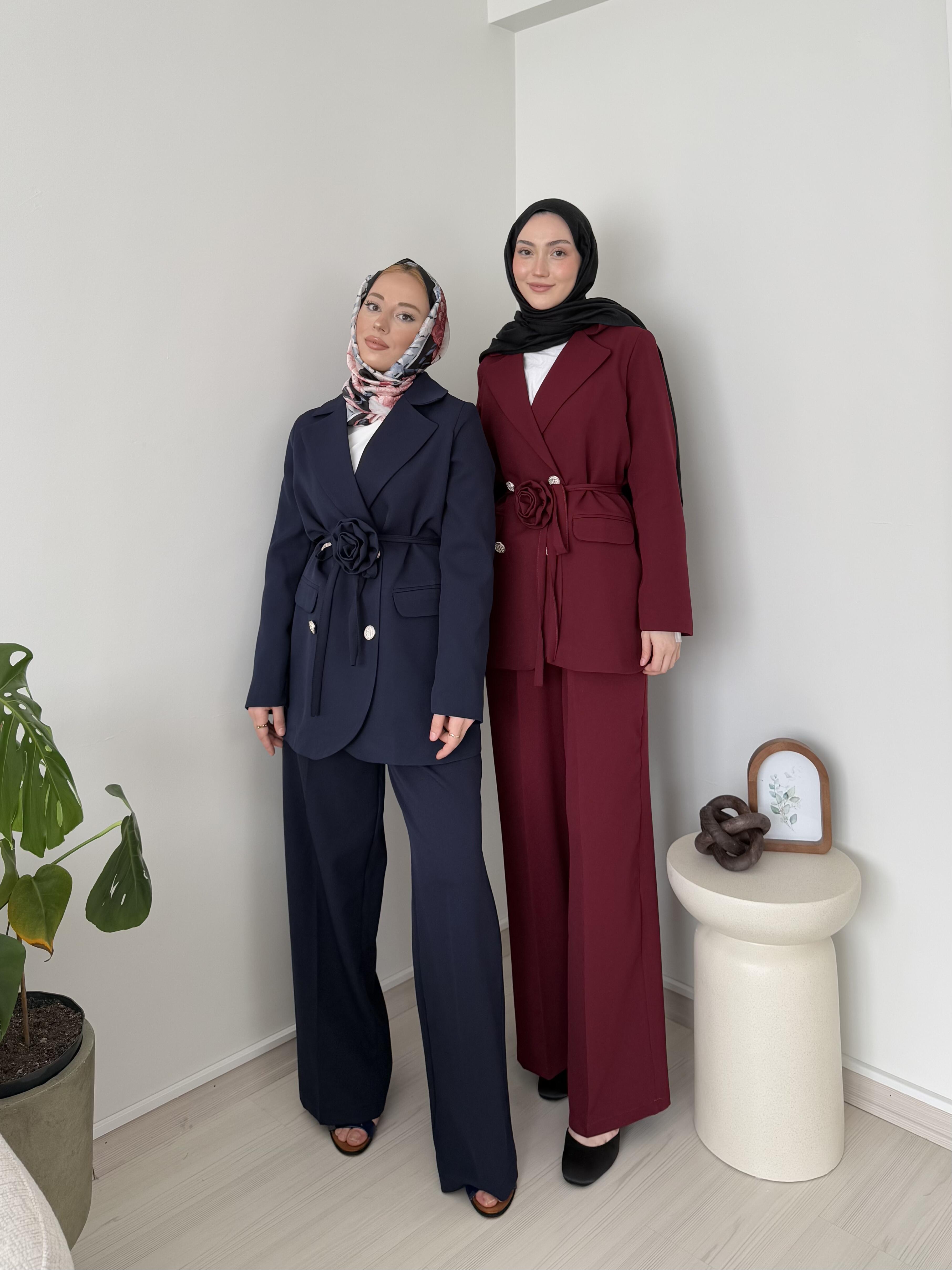 Çicek Kemer Detaylı Blazer Takım
