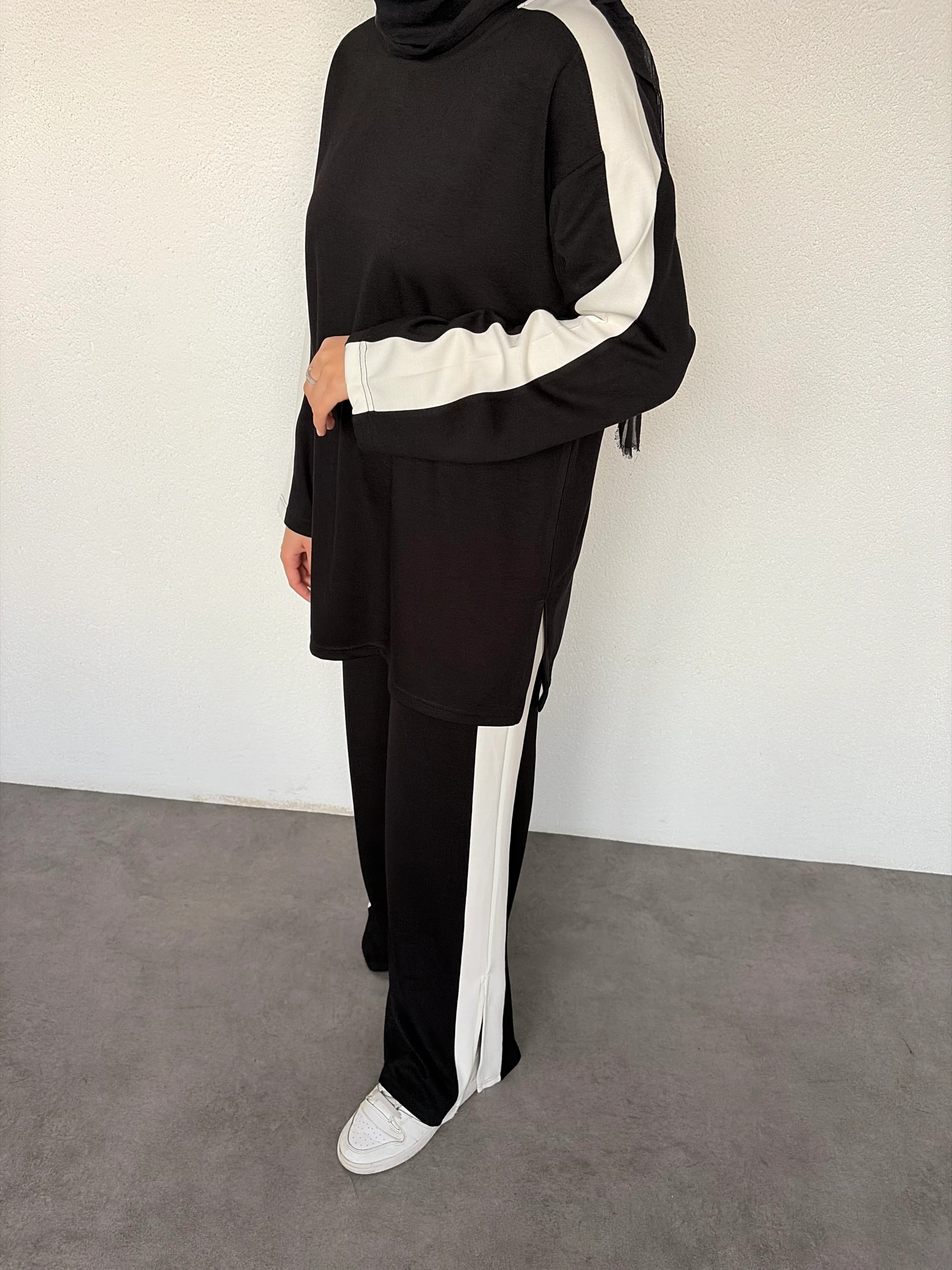 Şerit Detay Yırtmaçlı Modal Takım