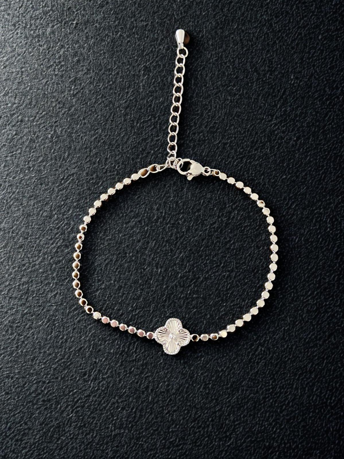 Yonca Desenli Çelik Bileklik