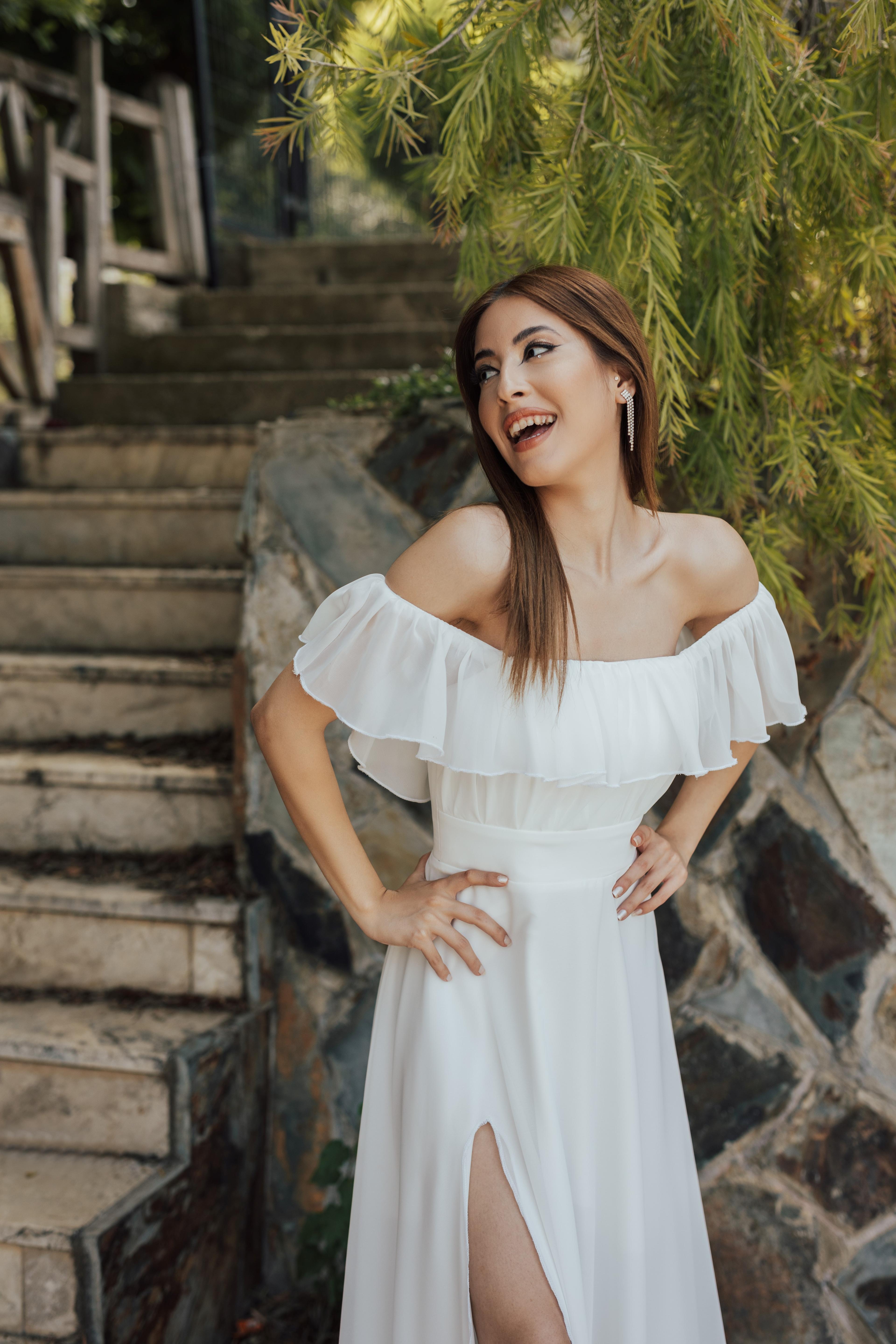 Kayık Yaka Göğüs Drapeli Fırfırlı Düşük Kol Nikah Elbisesi | Vesta