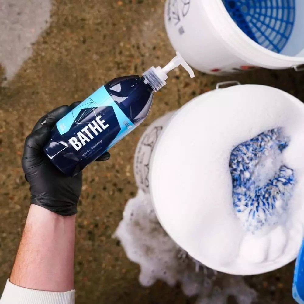 GYEON Q²M Bathe Nötr PH Konsantre Cilalı Araç Yıkama Şampuanı - 500 Ml