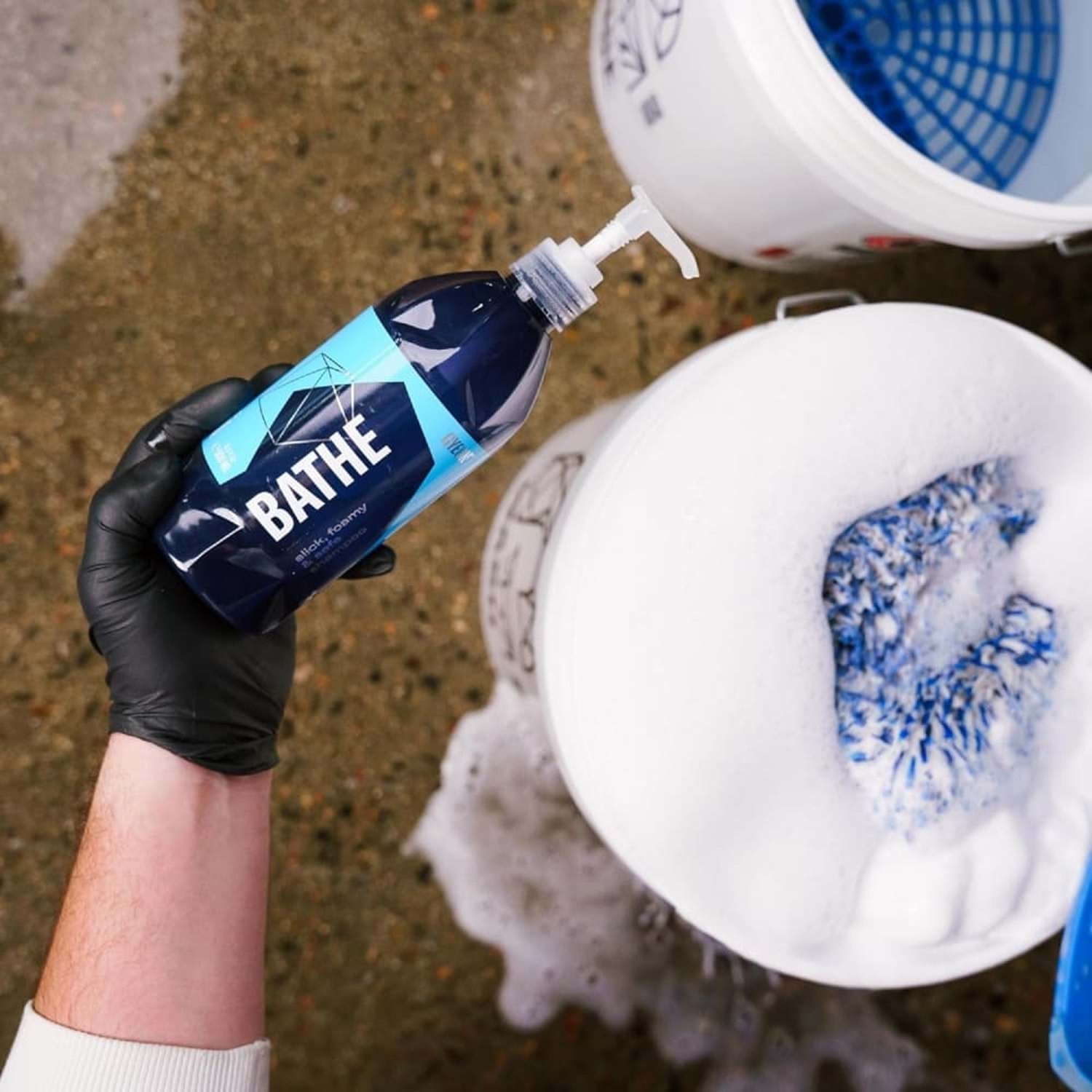 GYEON Q²M Bathe Nötr PH Konsantre Cilalı Araç Yıkama Şampuanı - 1000 Ml