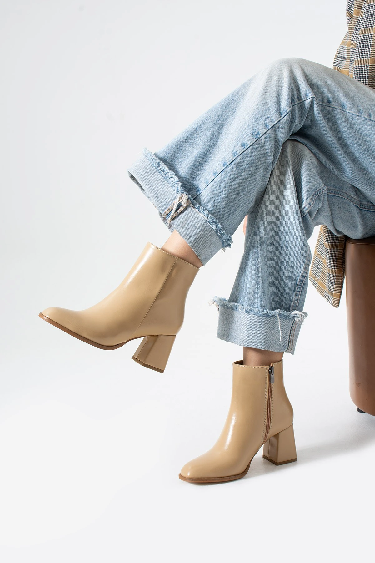 Luna Noır Parlak Topuklu Kadın Bot, Şık, Zarif, Günlük Kullanıma Uygun Modern Tasarım