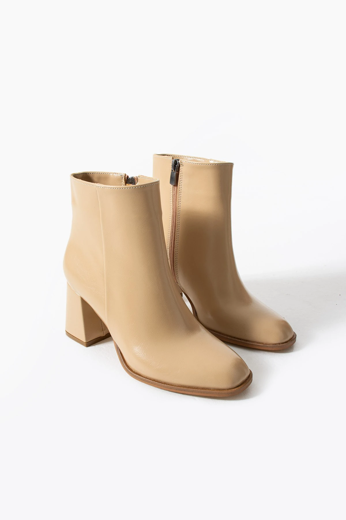 Luna Noır Parlak Topuklu Kadın Bot, Şık, Zarif, Günlük Kullanıma Uygun Modern Tasarım