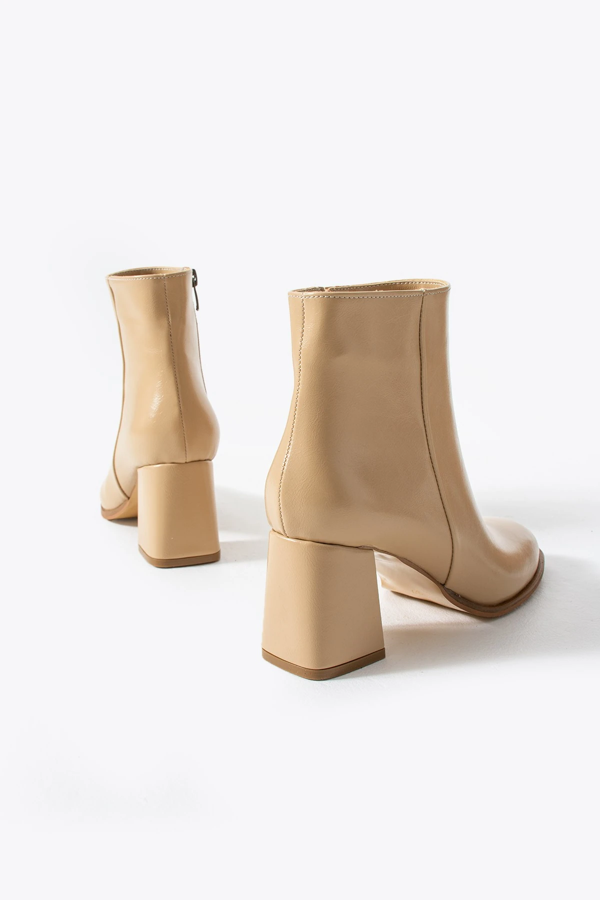 Luna Noır Parlak Topuklu Kadın Bot, Şık, Zarif, Günlük Kullanıma Uygun Modern Tasarım