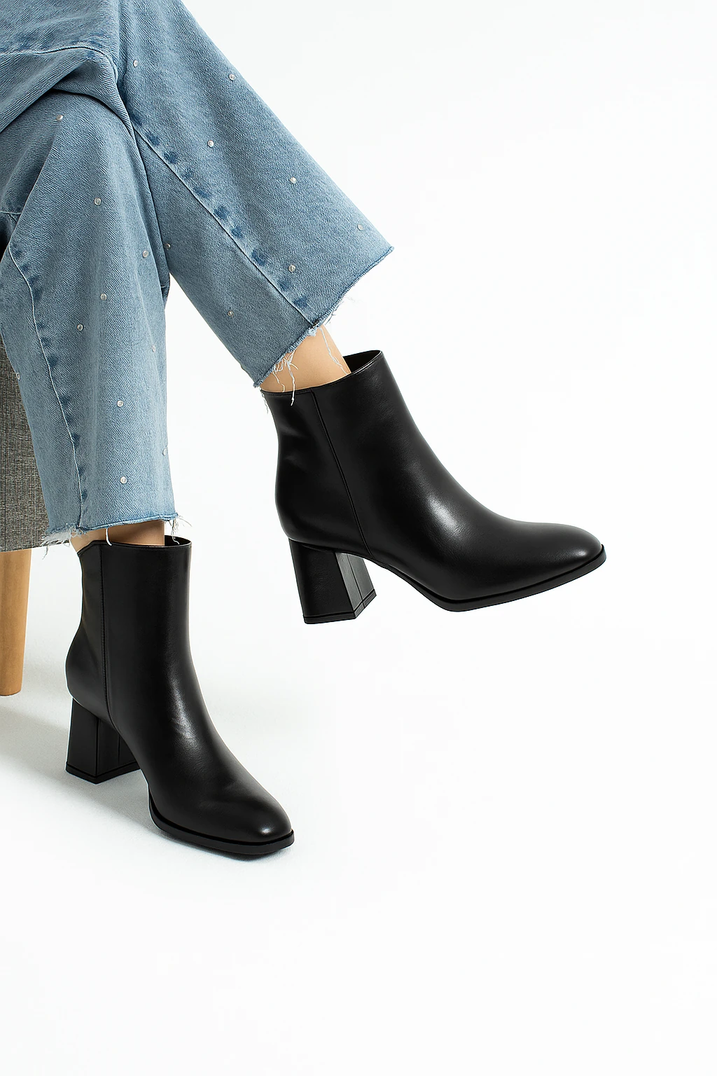 Luna Noır Parlak Topuklu Kadın Bot, Şık, Zarif, Günlük Kullanıma Uygun Modern Tasarım - Cilt Siyah