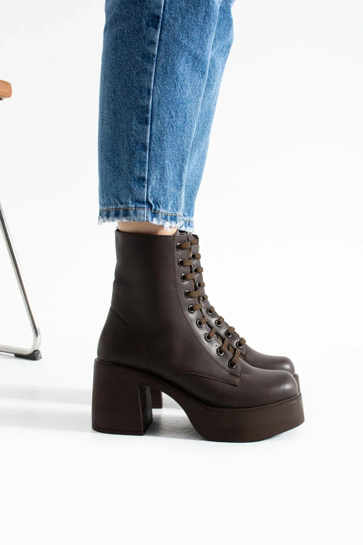 NOVA CHOCOLATE Kalın Topuklu, Bağcıklı Kadın Bot, Kahverengi Deri Görünümlü Şık Günlük Bot - Cilt Kahverengi