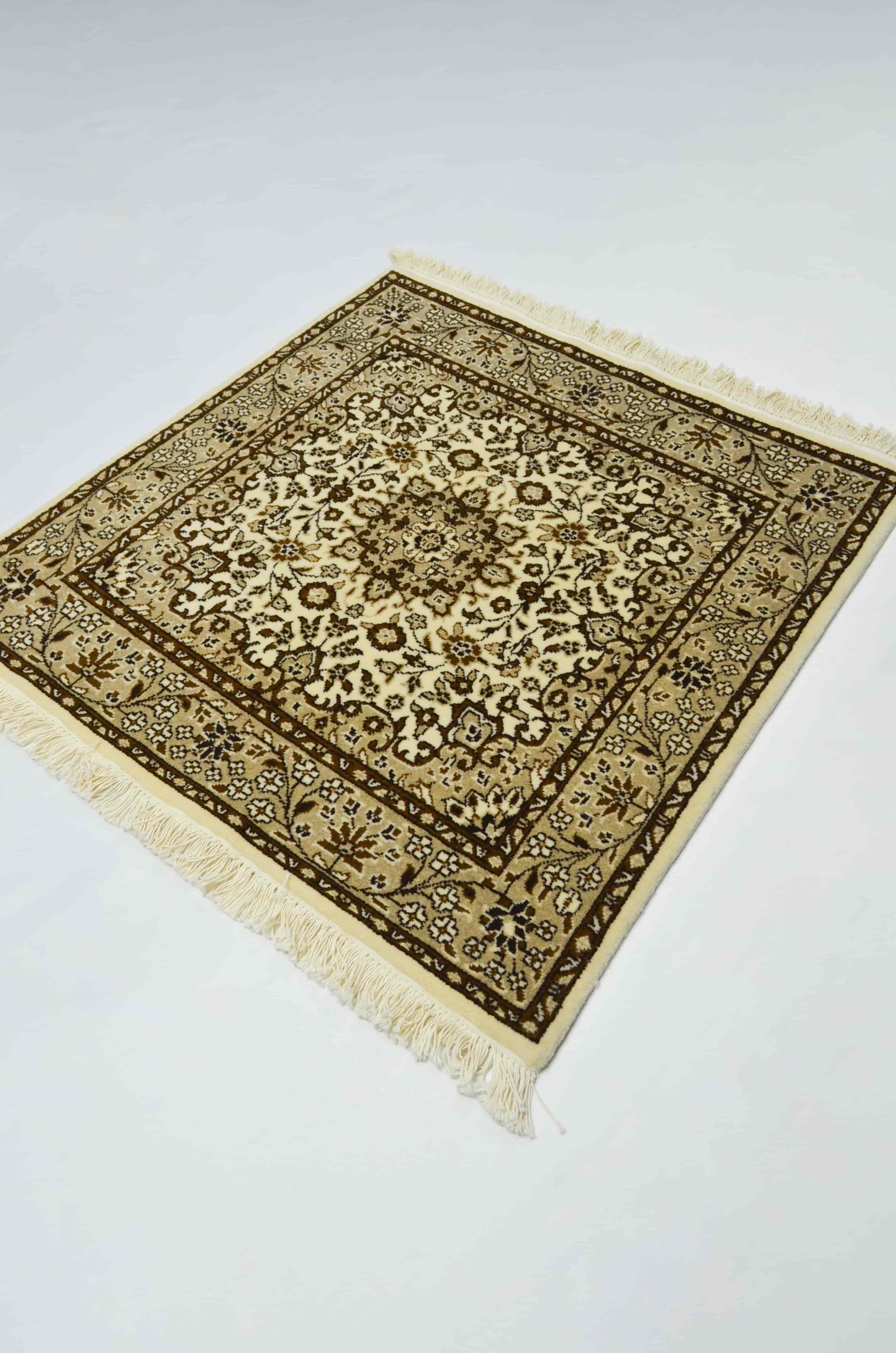 İran El Dokuma Madalyon Desenli Bej ve Kahverengi Yün Halı 100x100 cm (1 m²)