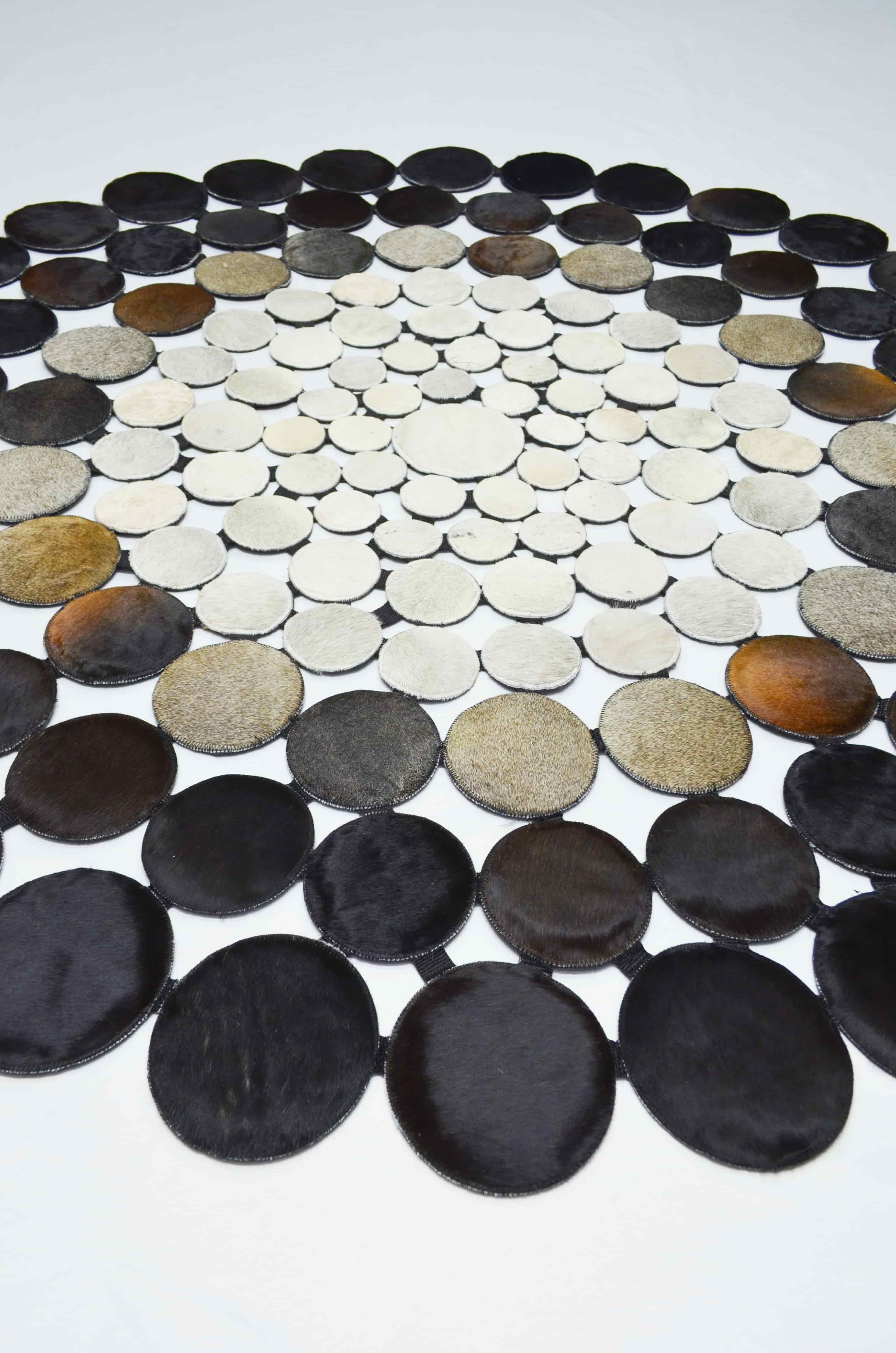 Siyah ve Beyaz Renk Ombre Geçişli Yuvarlak Deri Patchwork Halı 160x160 cm (2,56 m²)