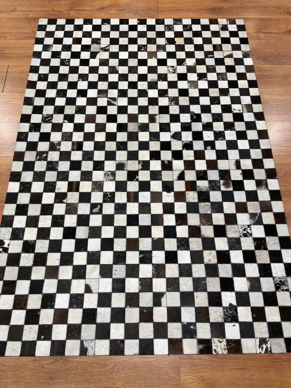 Patchwork Dama Desenli Siyah Beyaz Renk Deri Halı (120x180 cm, 2.16 m²)