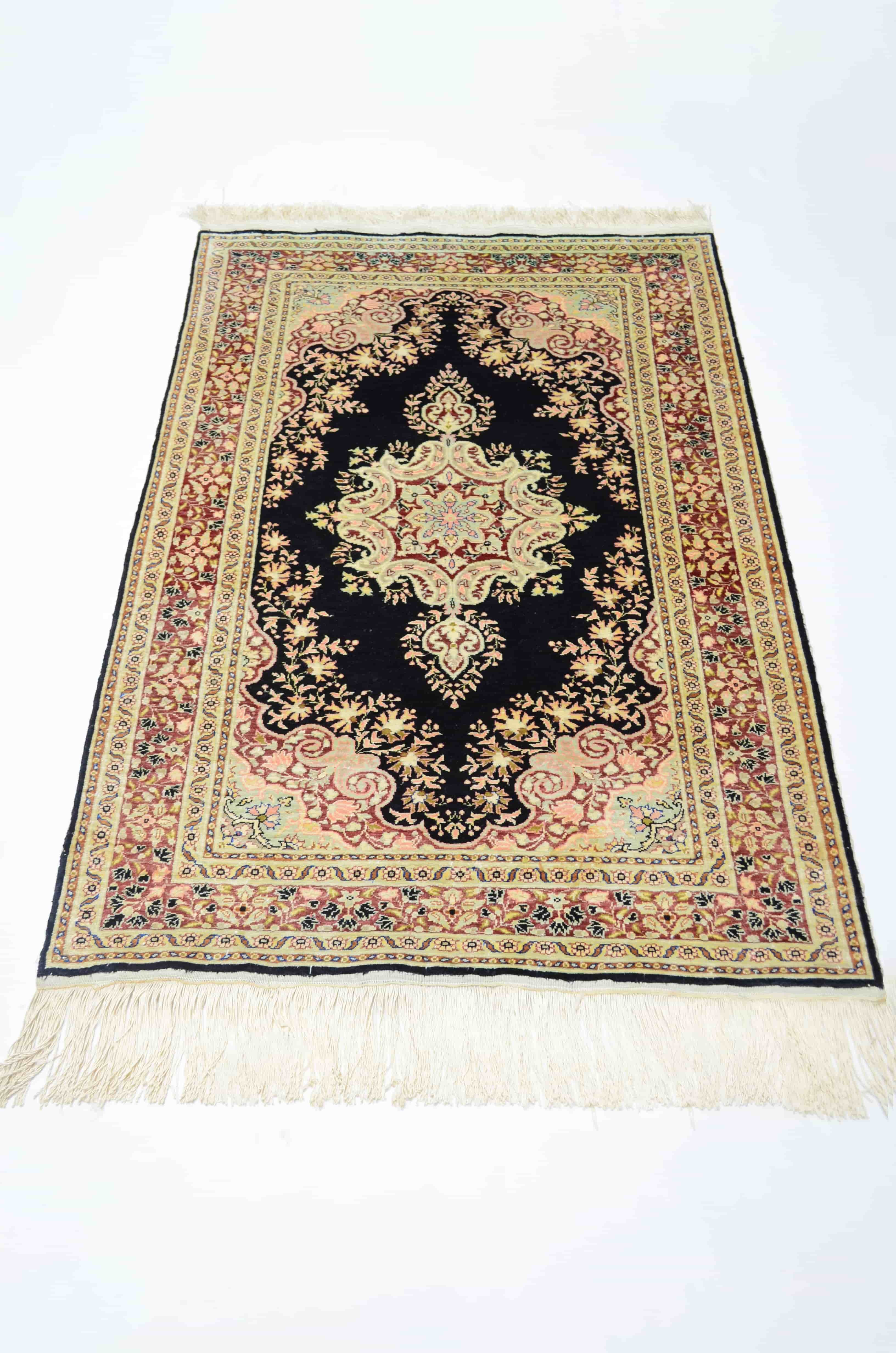 Saf İpekten El Dokuma Madalyonlu Model Kayseri Halısı 80x116 cm (0.93 m²)