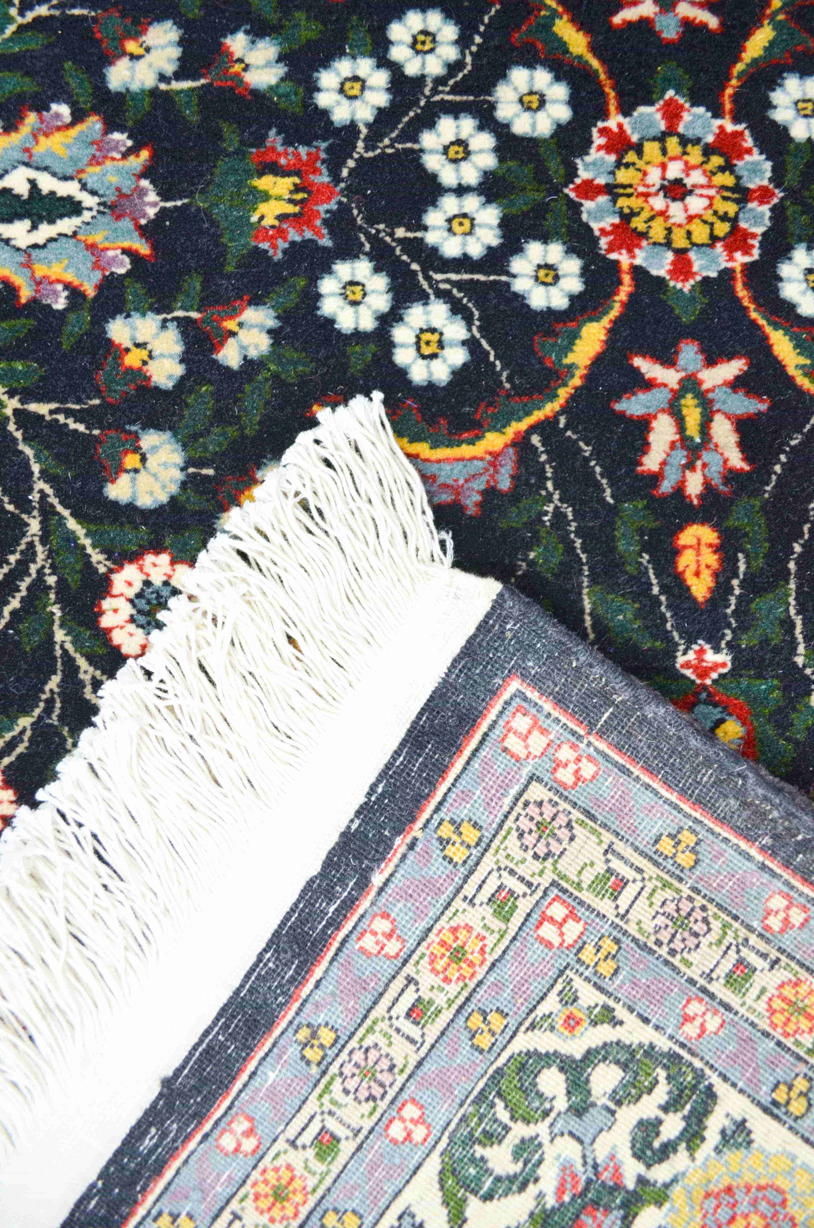Yedi Dağın Çiçeği Desenli Siyah Renk Yünden El Dokuma Hereke Halısı 123x168 cm (2.07 m²)