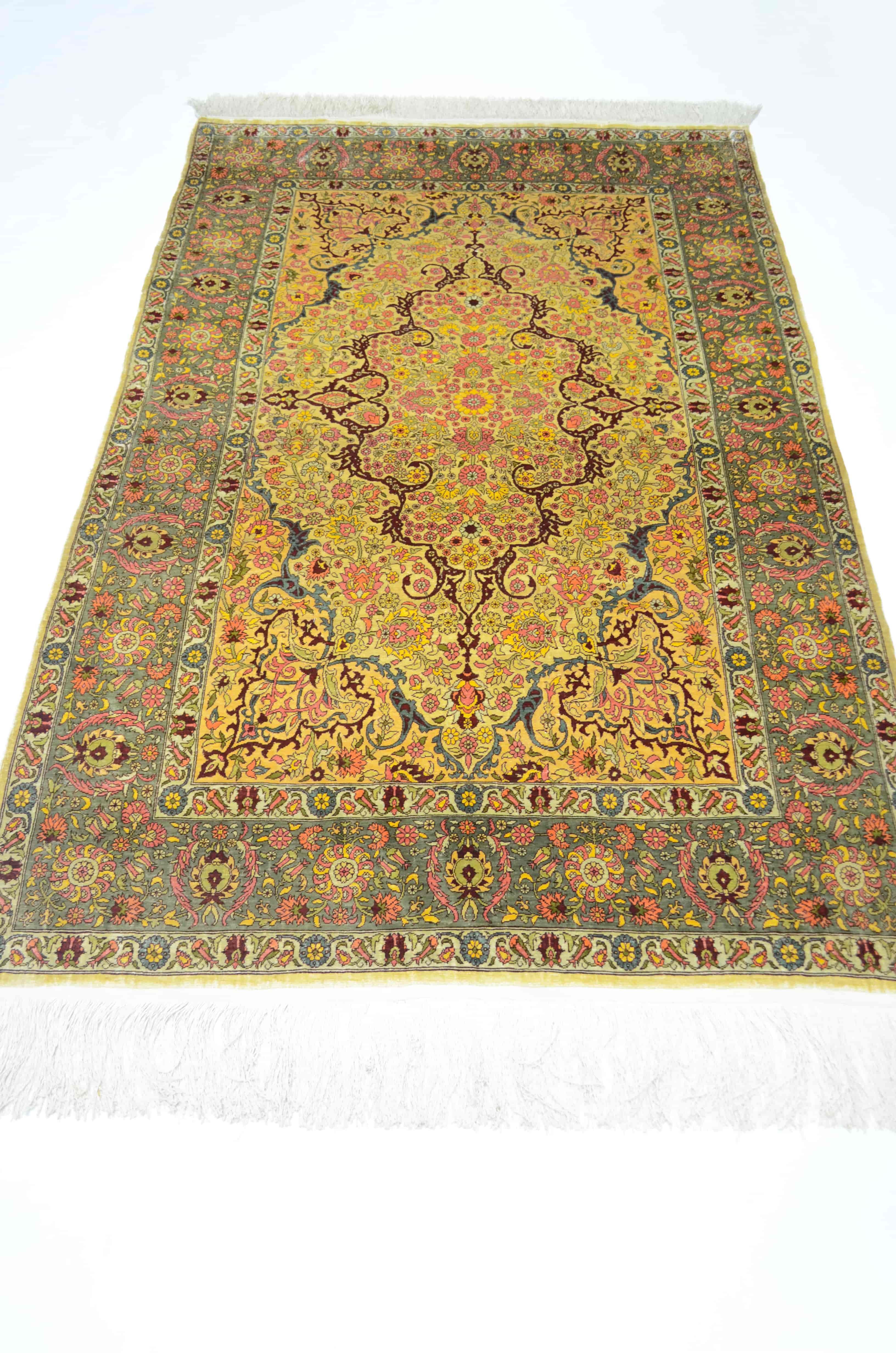 Saf İpekten El Dokuma Madalyon Motifli Hereke Halısı 106x164 cm (1.74 m²)