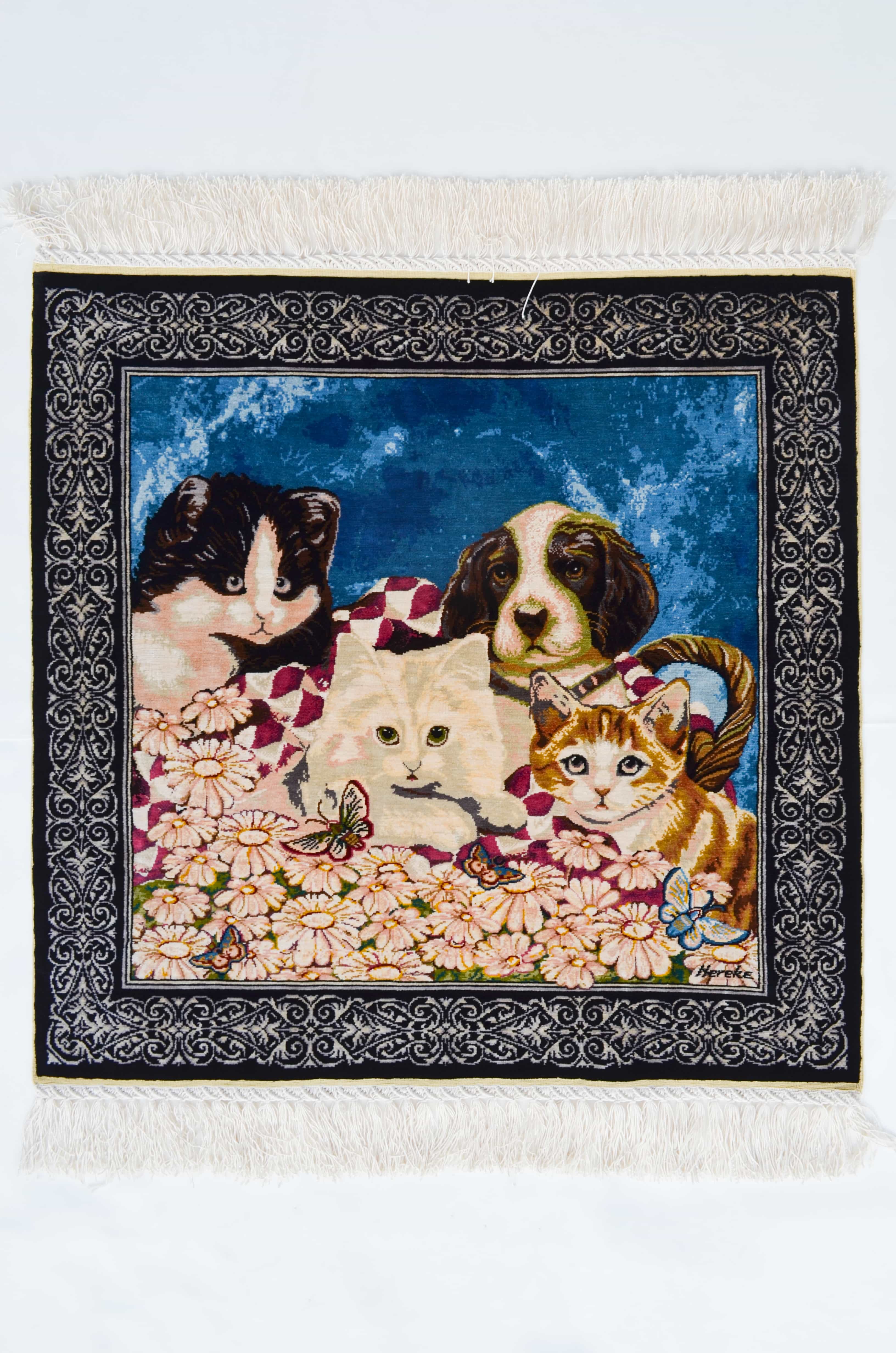 Kedi ve Köpek Motifli Saf İpek El Dokuma Duvar Halısı (60x60 cm)