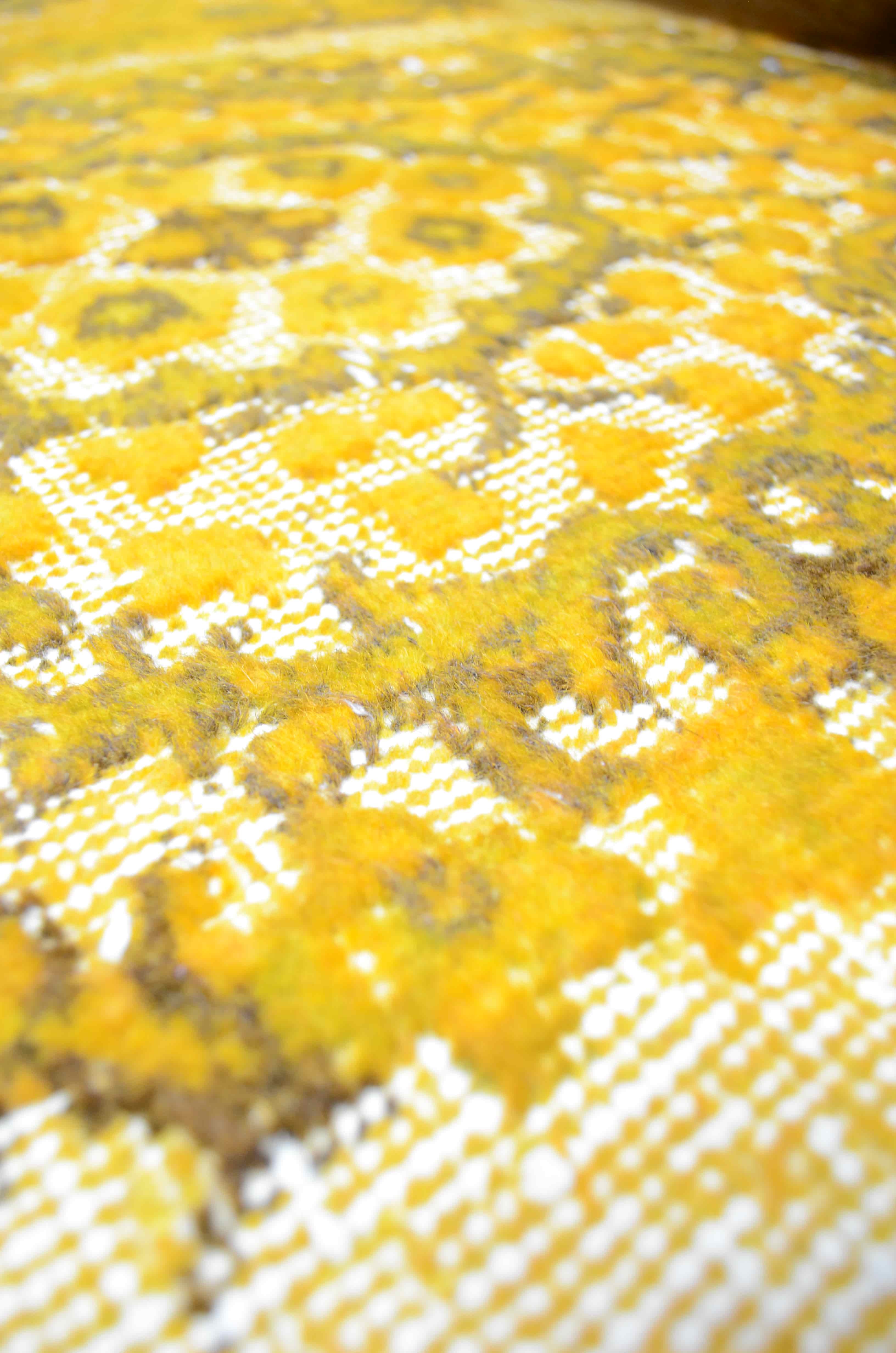 Yünden El Dokuma Sarı Renk Kabartmalı Vintage Isparta Halısı 116x203 cm (2,35 m²)