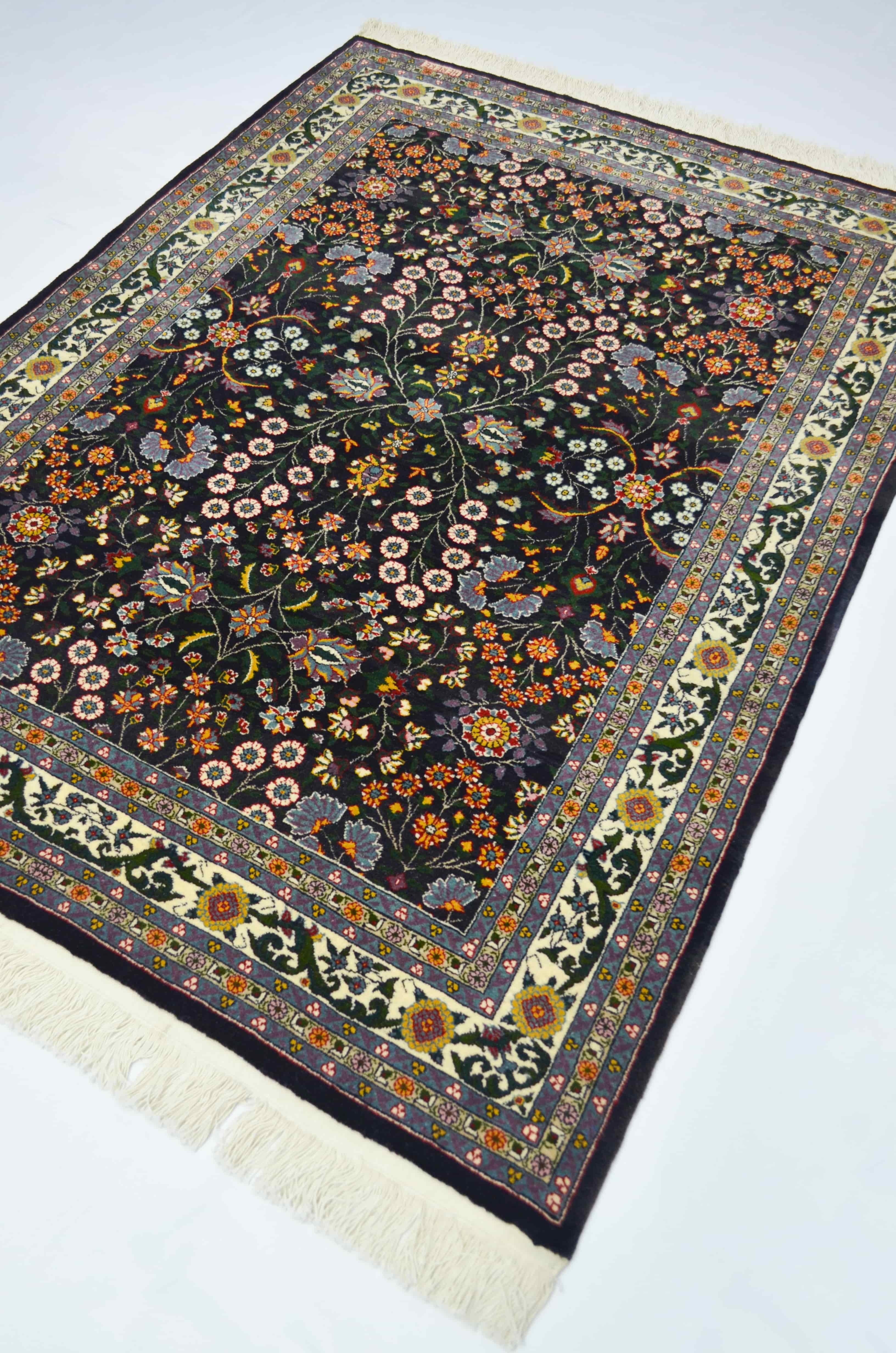 Yedi Dağın Çiçeği Desenli Siyah Renk Yünden El Dokuma Hereke Halısı 123x168 cm (2.07 m²)
