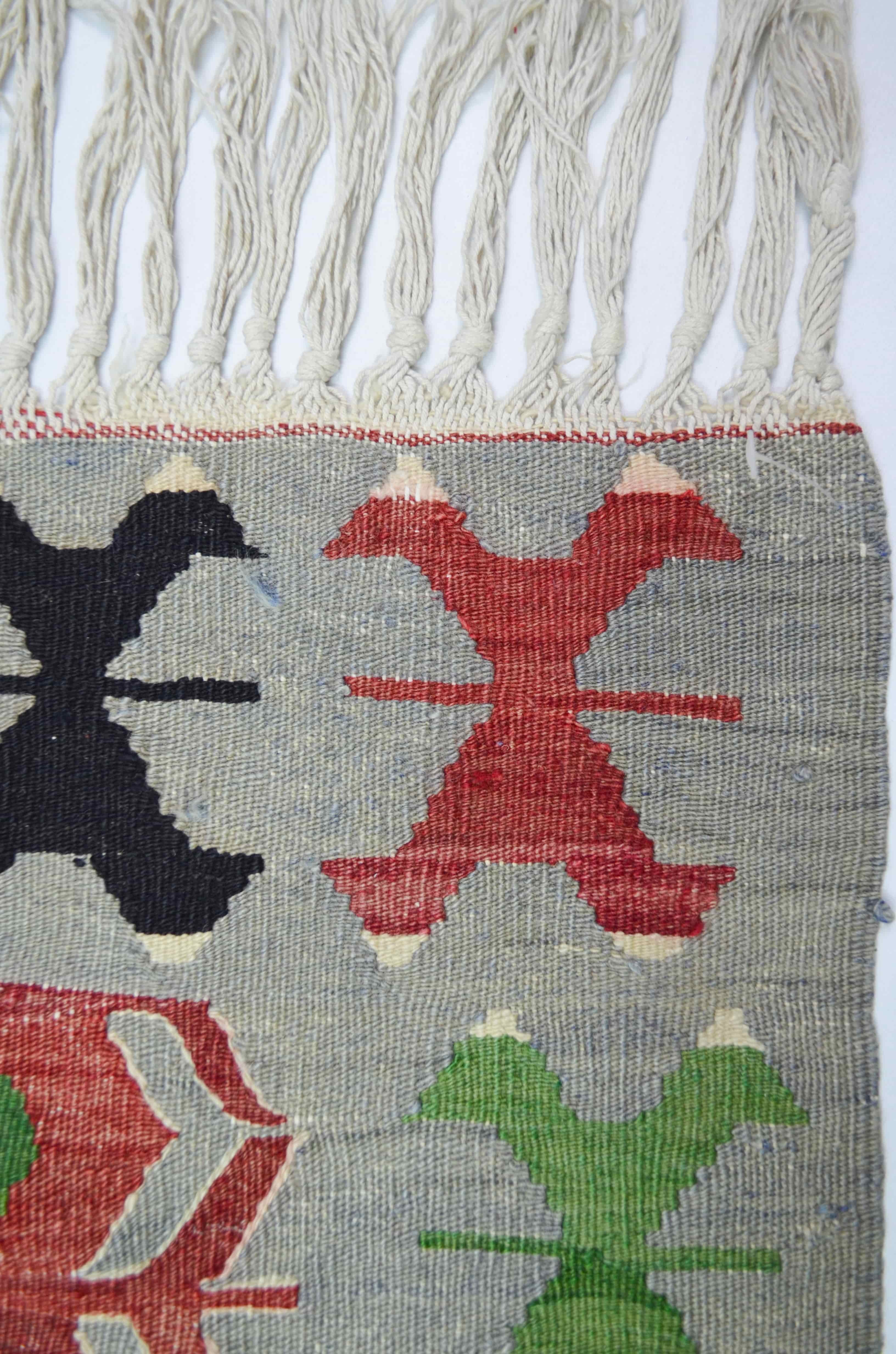 Yünden El Dokuma Gri, Kırmızı ve Yeşil Renk Uşak Kilim 91x112 cm (1.02 m²)