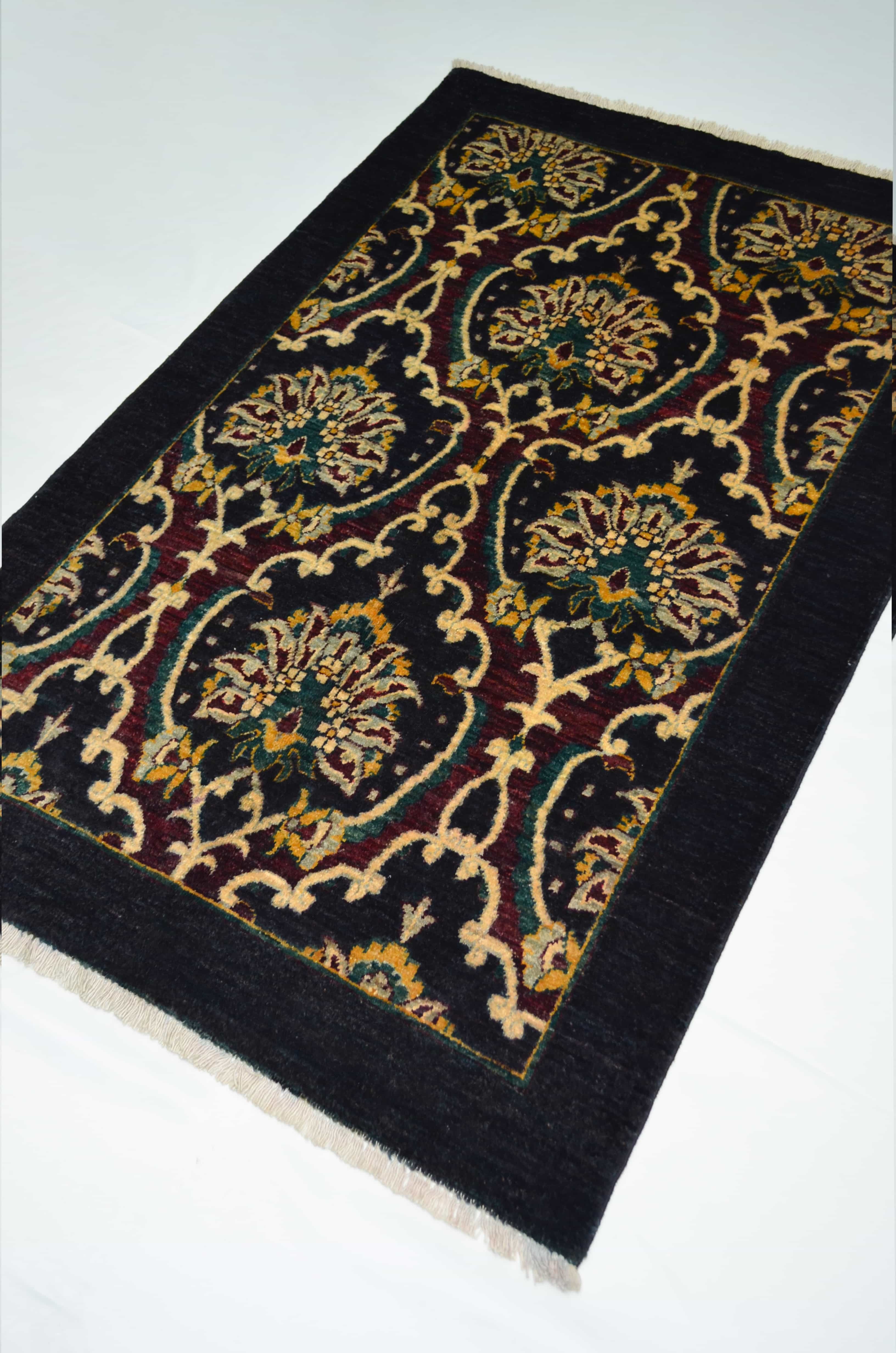 Uşak Ziegler El Dokuma Halı Siyah, Bordo ve Yeşil Renk 104x153 cm (1.59 m²)