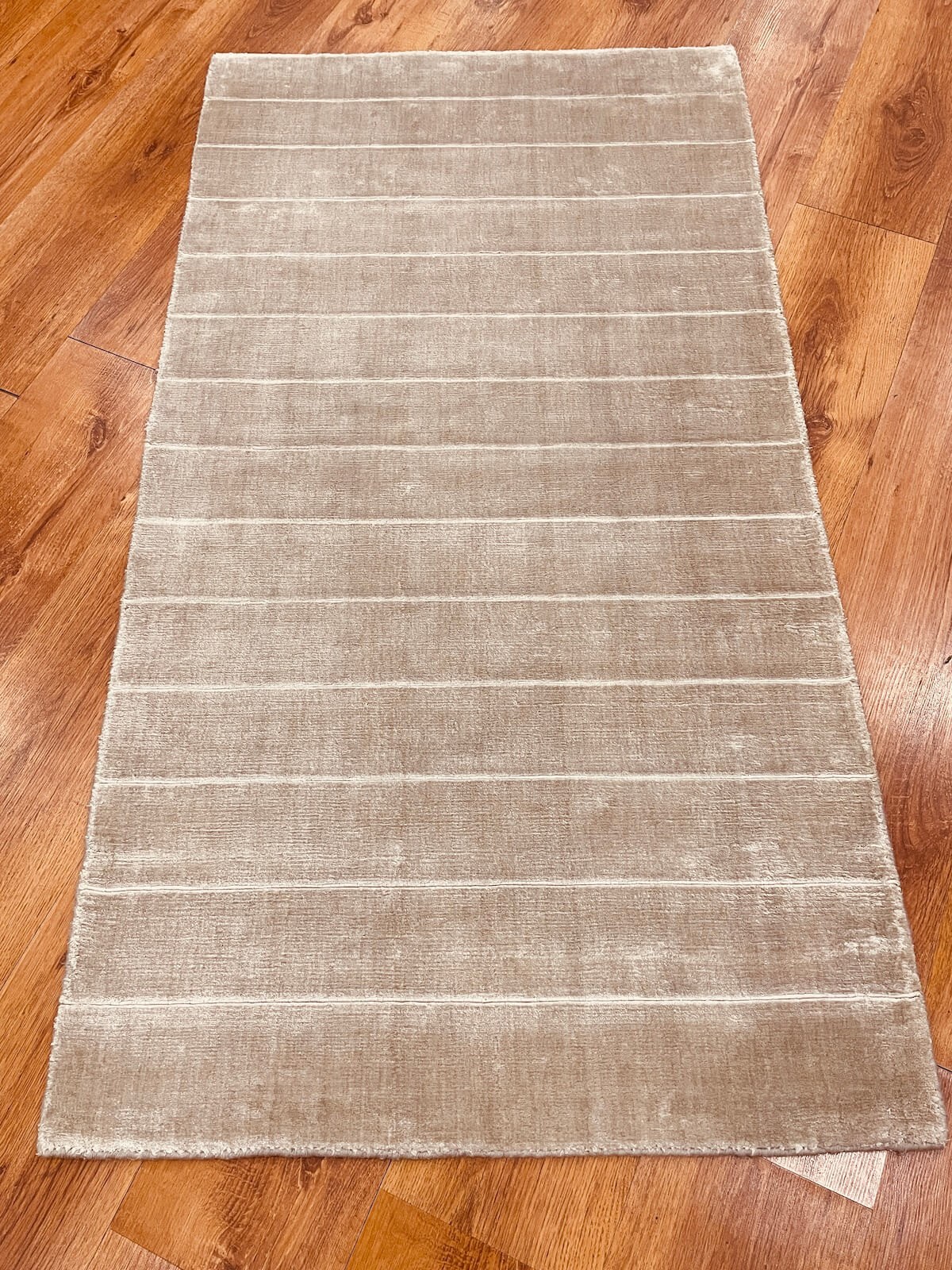 Nüans Gümüş Renk İpek Görünümlü Viskoz Modern El Dokuma Halı 80x150 cm (1.2 m²)