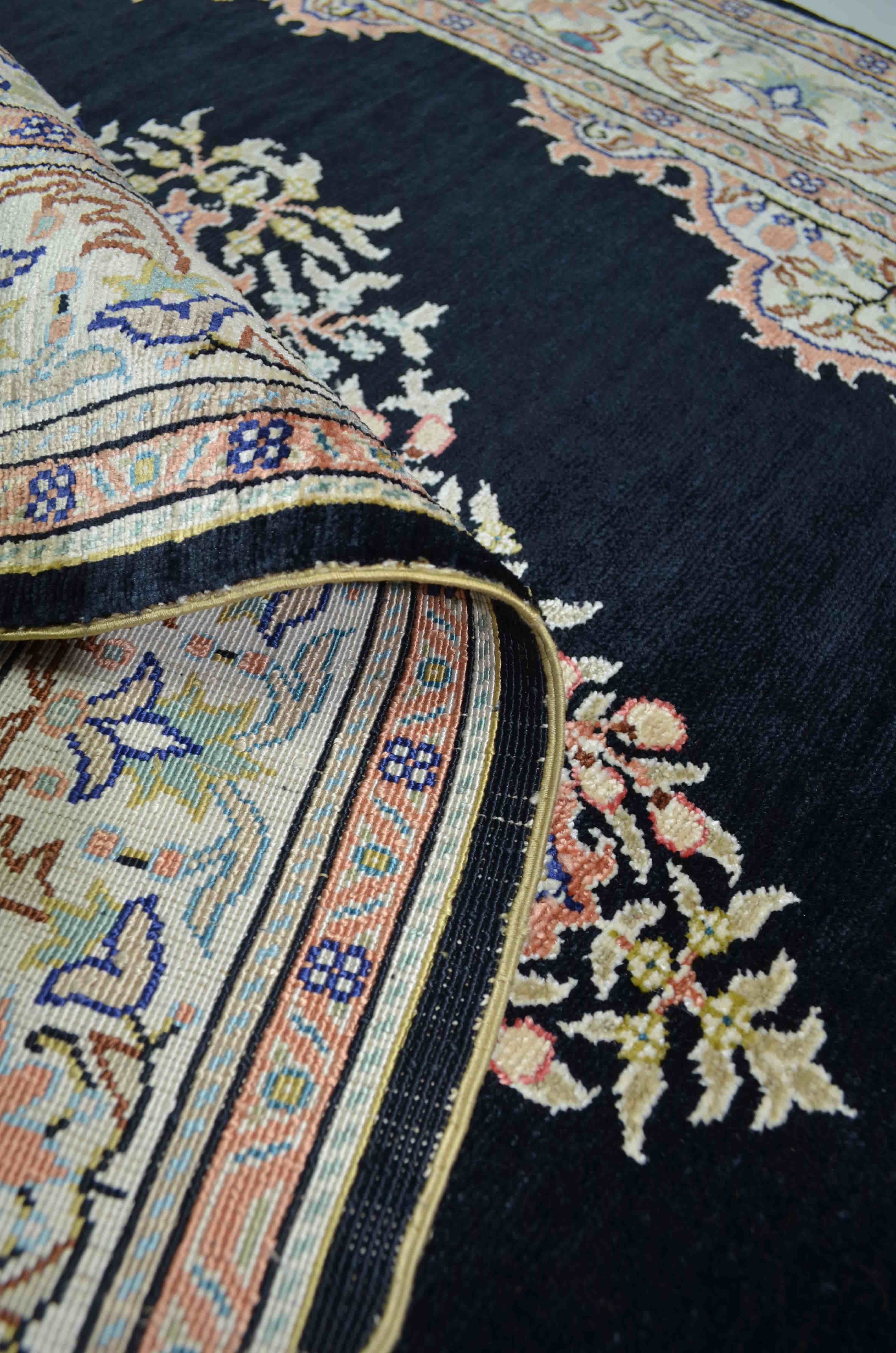 Saf İpekten El Dokuma Siyah Renk Madalyonlu Model Kayseri Halısı 76x111 cm (0.84 m²)