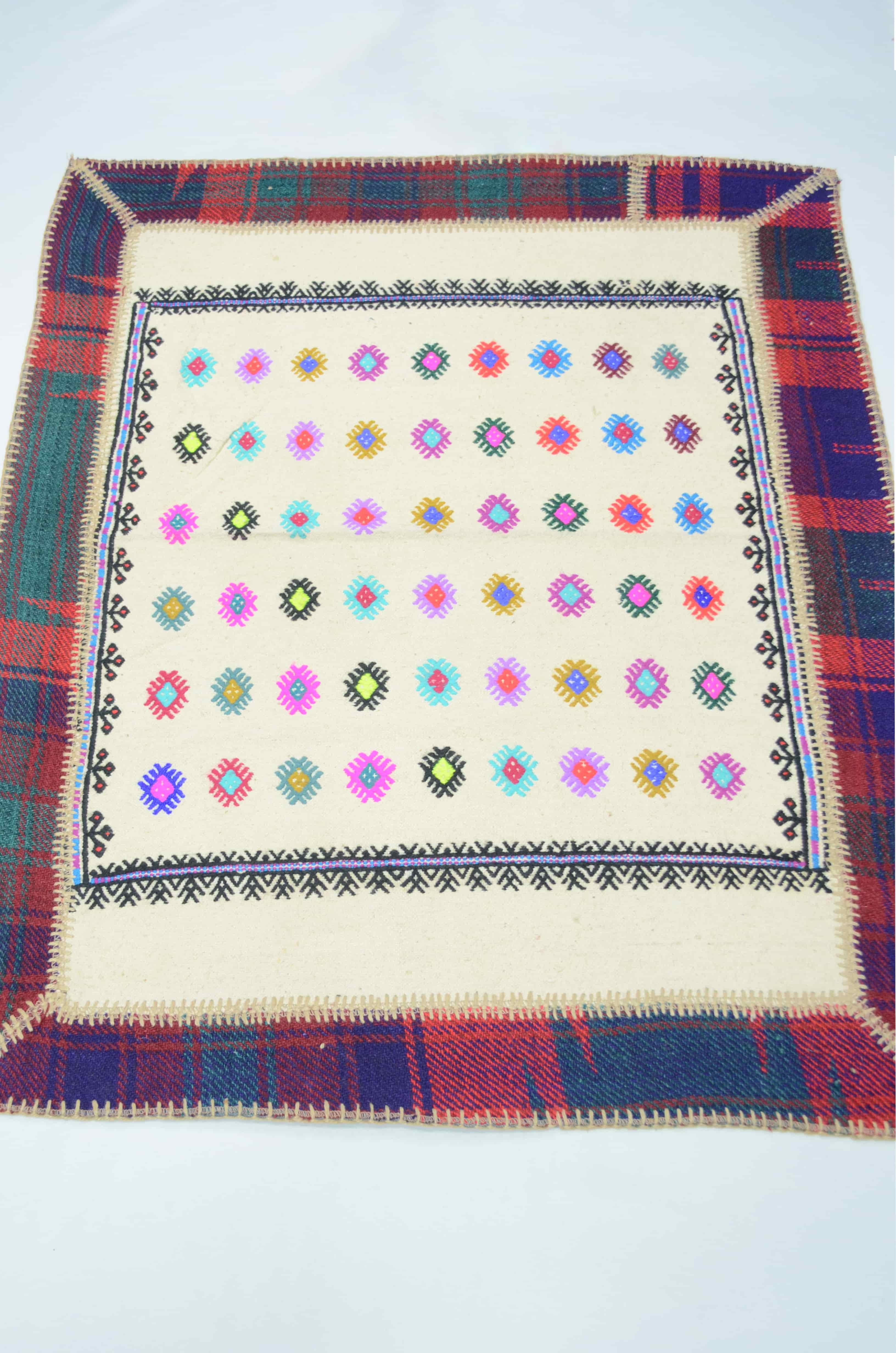 Patchwork El Dokuma Ekose Desenli ve Beyaz Renk Yün Kilim 85x105 cm (0.89 m²)