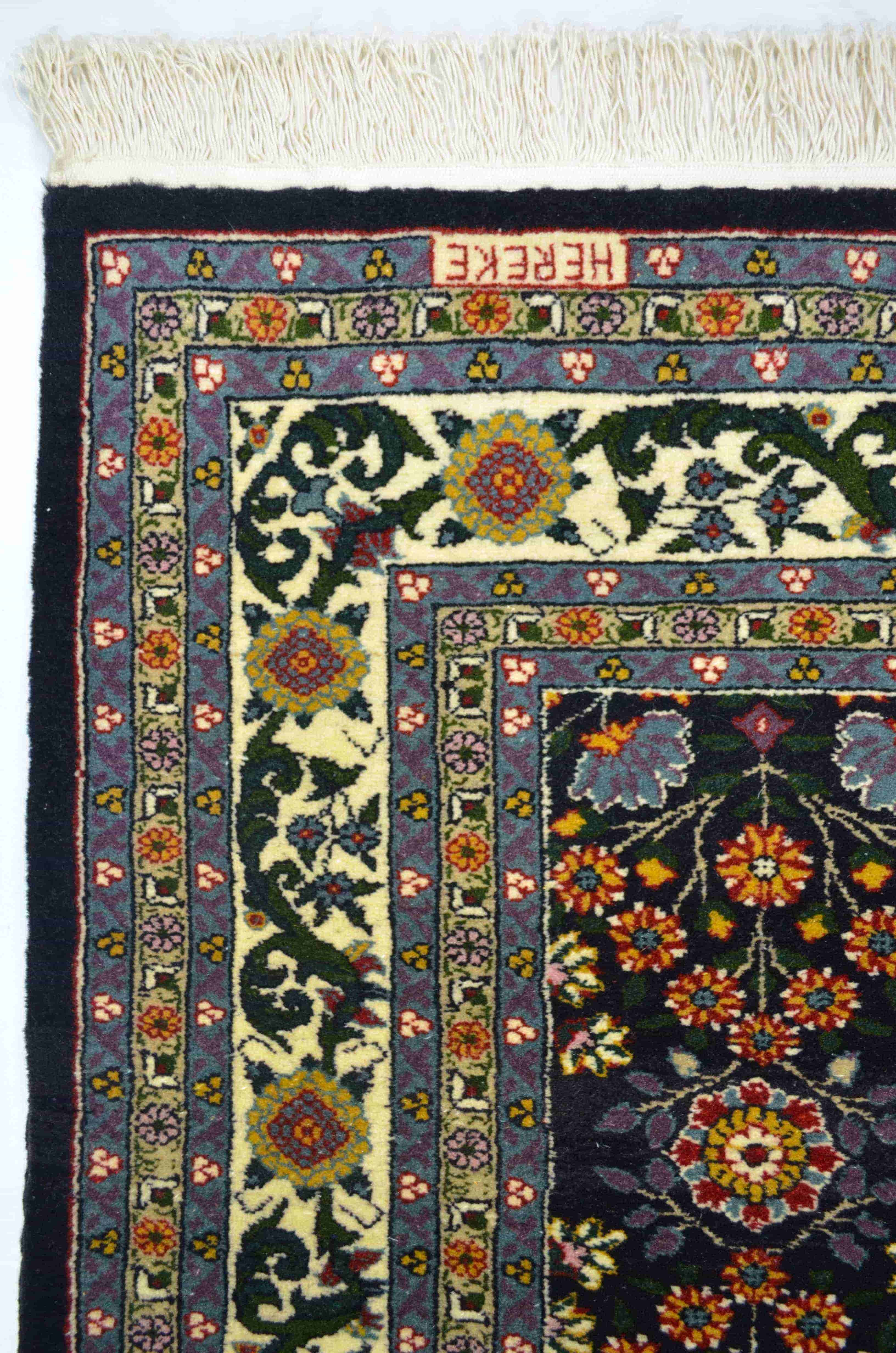 Yedi Dağın Çiçeği Desenli Siyah Renk Yünden El Dokuma Hereke Halısı 123x168 cm (2.07 m²)